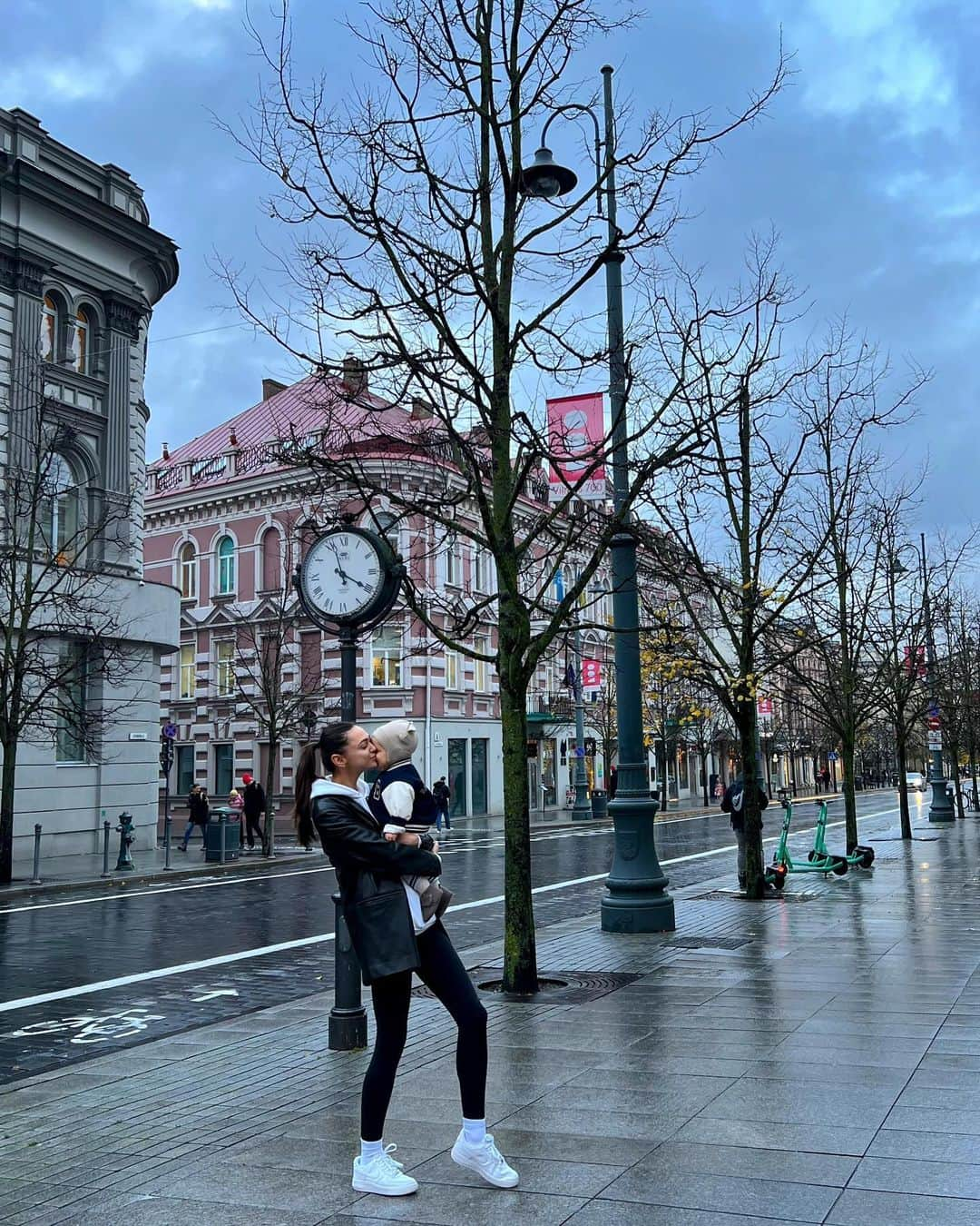 Zhenya Katavaさんのインスタグラム写真 - (Zhenya KatavaInstagram)「With my little Boss ❤️🥹 in Vilnius.  В копилку наших путешествий!」11月6日 23時40分 - zhenyakatava