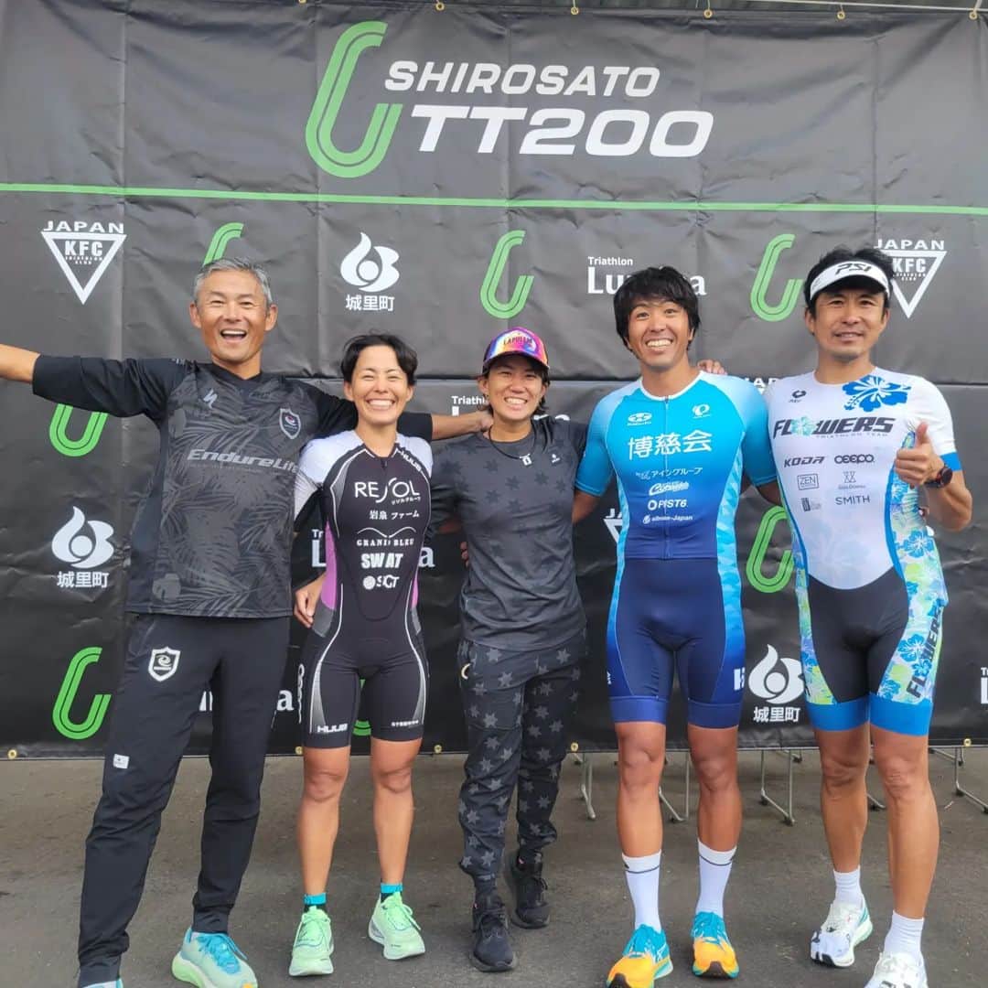 上田藍さんのインスタグラム写真 - (上田藍Instagram)「. 🚲️🚲️🚲️🚲️🚲️🚲️🚲️🚲️🚲️🚲️🚲️ Shirosato TT200. #200km  #ibaraki #shirosato🇯🇵 🚲️🚲️🚲️🚲️🚲️🚲️🚲️🚲️🚲️🚲️🚲️  昨日、茨城県城里町にあるJARI日本自動車研究所 城里テストセンターで開催されました【第6回しろさとTT200🏁】にゲストライダーとして参加させていただきました💪✨  しろさとTT200大会へは過去2回100kmの部に参加させていただいていましたが、今回は初の200kmの部🚀を走りました🚲️💨✨  スタート前までに、エイドステーションにレース中に自分の補給したいドリンクなどを準備して不足しないように置いておくことができるですが、 ピットインをするタイミングを、アイアンマンレースに向けてできれば目安になる180kmを走りきってからにしようかと考えていましたが、 140kmを過ぎた辺りから最初にバイクに搭載していたドリンクが180kmまでは足りなさそうなことが分かり、ペースが徐々に落ちてきていこともあったので『これは割りきって150kmでピットインして、トイレにも行ってしまおう❗』と1回だけ約3分の休憩🥤🚻に入りました。  この3分でリフレッシュでき、終盤の残り50kmを持ち直すことができ、良い感覚を得られました🤗✨ 集中して淡々と漕ぎ進める中で、今大会は選手同士との車間(間隔🚲️⇔🚲️)を10m開けるドラフティングルールでしたので、距離の間隔を掴みながら(目で追いながら)走り進める感覚も勉強になりました。  参加された皆さんと会場で走りきったあとの達成感を話し合ったり、ポジション談義などなど、、、和やかな雰囲気の中で沢山の交流ができ、とても楽しくイベントの時間をすごさせていただきました💓  大会を開催してくださったスタッフ、関係者の皆様。ありがとうございました😌🌟 @triathlonlumina   📷️写真は小野口カメラマンさん @k.onoguchi 📷️✨ + @wahoofitnessofficial で計測したTimeです🤗✨  アイアンマン🇲🇽コスメルに向けて、更に強化を進めてバッチリ仕上げていきたいと思います💪✨  #しろさとTT200 #初200km🚀 #集中して走れました🌟 #トライアスロン #上田藍 #感謝🌿」11月6日 23時50分 - ai_love_tri