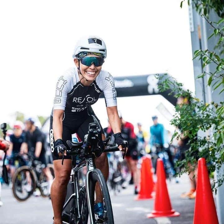 上田藍のインスタグラム：「. 🚲️🚲️🚲️🚲️🚲️🚲️🚲️🚲️🚲️🚲️🚲️ Shirosato TT200. #200km  #ibaraki #shirosato🇯🇵 🚲️🚲️🚲️🚲️🚲️🚲️🚲️🚲️🚲️🚲️🚲️  昨日、茨城県城里町にあるJARI日本自動車研究所 城里テストセンターで開催されました【第6回しろさとTT200🏁】にゲストライダーとして参加させていただきました💪✨  しろさとTT200大会へは過去2回100kmの部に参加させていただいていましたが、今回は初の200kmの部🚀を走りました🚲️💨✨  スタート前までに、エイドステーションにレース中に自分の補給したいドリンクなどを準備して不足しないように置いておくことができるですが、 ピットインをするタイミングを、アイアンマンレースに向けてできれば目安になる180kmを走りきってからにしようかと考えていましたが、 140kmを過ぎた辺りから最初にバイクに搭載していたドリンクが180kmまでは足りなさそうなことが分かり、ペースが徐々に落ちてきていこともあったので『これは割りきって150kmでピットインして、トイレにも行ってしまおう❗』と1回だけ約3分の休憩🥤🚻に入りました。  この3分でリフレッシュでき、終盤の残り50kmを持ち直すことができ、良い感覚を得られました🤗✨ 集中して淡々と漕ぎ進める中で、今大会は選手同士との車間(間隔🚲️⇔🚲️)を10m開けるドラフティングルールでしたので、距離の間隔を掴みながら(目で追いながら)走り進める感覚も勉強になりました。  参加された皆さんと会場で走りきったあとの達成感を話し合ったり、ポジション談義などなど、、、和やかな雰囲気の中で沢山の交流ができ、とても楽しくイベントの時間をすごさせていただきました💓  大会を開催してくださったスタッフ、関係者の皆様。ありがとうございました😌🌟 @triathlonlumina   📷️写真は小野口カメラマンさん @k.onoguchi 📷️✨ + @wahoofitnessofficial で計測したTimeです🤗✨  アイアンマン🇲🇽コスメルに向けて、更に強化を進めてバッチリ仕上げていきたいと思います💪✨  #しろさとTT200 #初200km🚀 #集中して走れました🌟 #トライアスロン #上田藍 #感謝🌿」