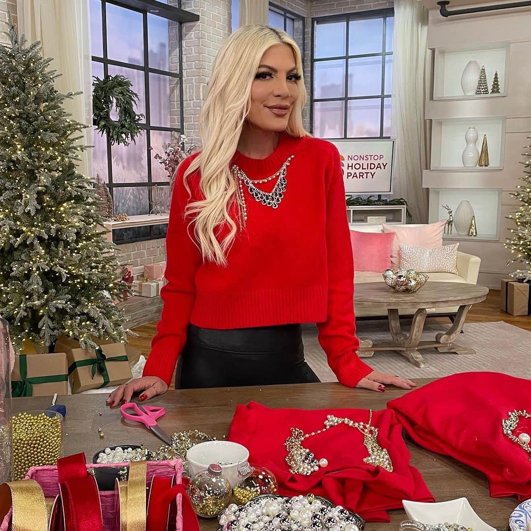 トリ・スペリングのインスタグラム：「Dare to DIY… - That was my segment on @qvc Non Stop Holiday Show this past weekend. I got back to my roots. Crafting and DIY’ing has been such a huge part of my life and passion. It’s ME to the core. Not only do I believe that homemade equals love but I feel that crafting gives me a creative outlet and making things with my hands has always been my jam. I feel like in some years past I had let the DIY ME of it all dim down. The creative fire 🔥. It felt really good this weekend doing what I excel at and feeds my soul. I think I shall continue to burn bright. DIY is my therapy ❤️ #craftqueen #diy」