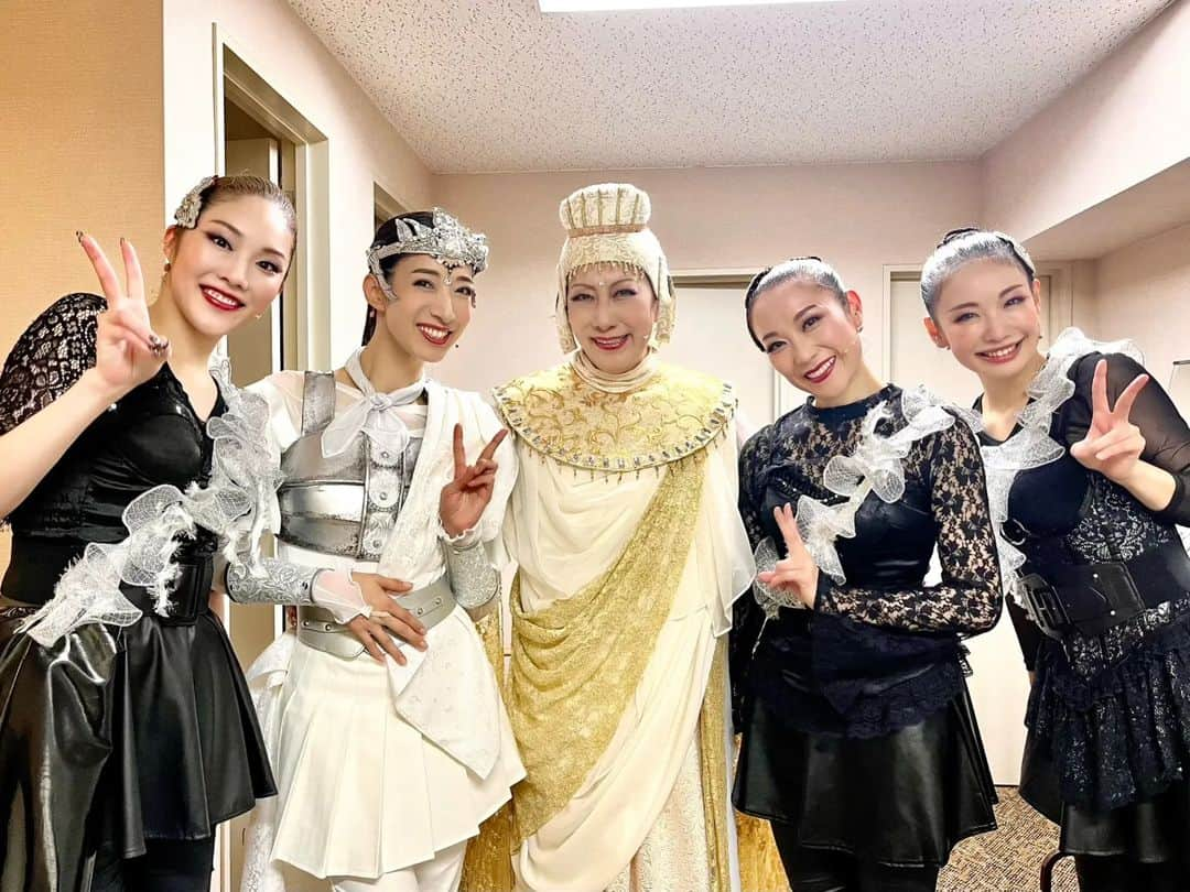 高汐巴のインスタグラム：「SEVEN「西遊記 7つの戦い」に出演中の宝塚OG🎶⭐５人。 私の誇る4人の後輩達です。連日稽古の日々を乗り越え素晴らしいパフォーマンスを品川クラブeXでご披露しています。人間性も素晴らしく、明るく素直で皆んな本当に頑張り屋🥰 若い２人を見事に支え素晴らしい舞台にしています。宝塚の仲間たちは私達にとって誇りです！ ＃伶美うらら ＃留依まきせ ＃舞城のどか ＃村上すず子 ＃SEVEN西遊記」