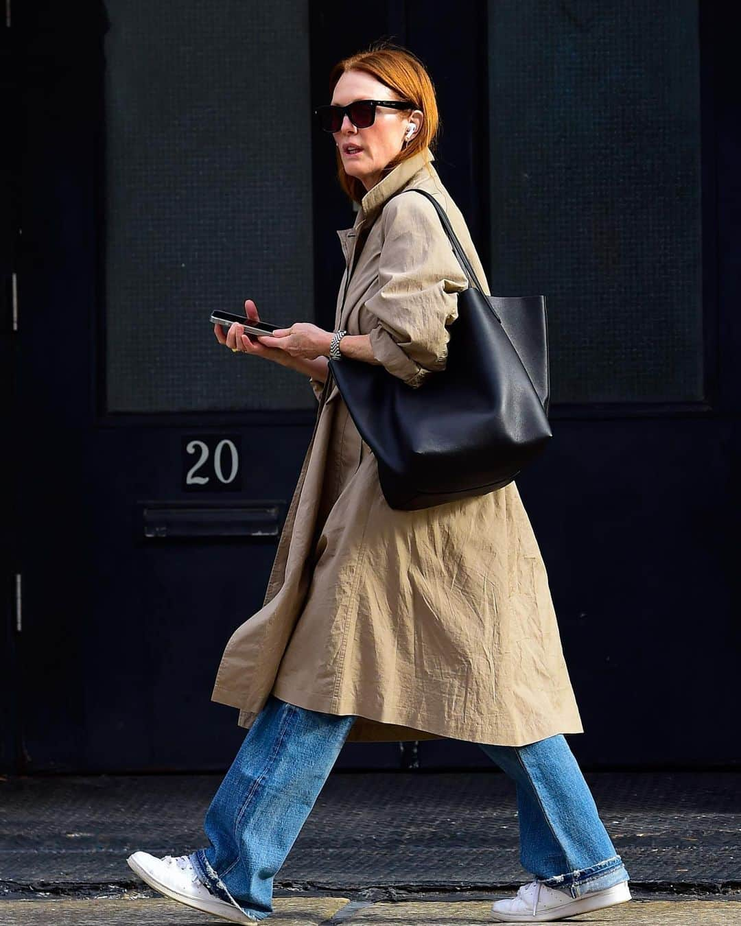 マンサー ガブリエルさんのインスタグラム写真 - (マンサー ガブリエルInstagram)「@juliannemoore wears her MG Everyday Soft Tote while out in NYC ❤️ #mansurgavriel」11月6日 23時49分 - mansurgavriel