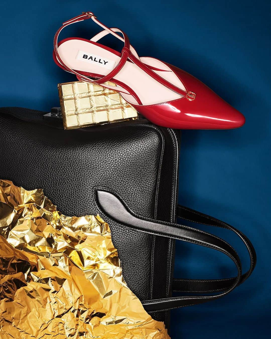 バリーのインスタグラム：「HOLIDAY GIFT GUIDE  Discover our carefully curated selection of styles for the festive season.  #Bally」