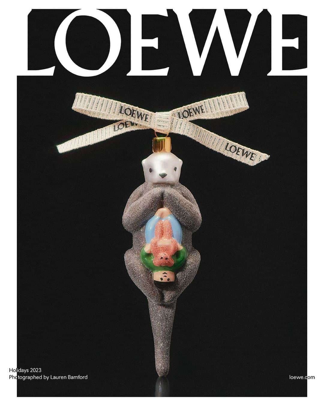 Loeweのインスタグラム：「Introducing a festive collaboration with Kyoto-based ceramic studio Suna Fujita as part of the LOEWE Holidays collection, transporting their charming characters and imagined landscapes to bags, ready-to-wear, and accessories.   Launching 16 November in store and on loewe.com  LOEWE will donate part of the proceeds from every LOEWE x Suna Fujita purchase to Save the Children's Education in Emergencies programme, which works to guarantee safe learning environments for children in humanitarian crisis situations around the world.  #LOEWE #LOEWEgifts」