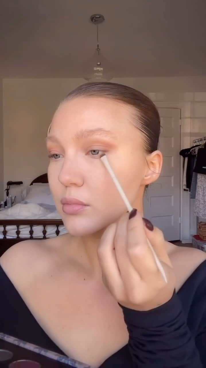 パット・マグラスのインスタグラム：「BEAUTIFUL BELLA ✨💎✨ Sending LOVE to the gorgeous @bellakrys in a full face of #patmcgrathlabs featuring MTHRSHP Bijoux Brilliance: Starstruck Splendour & LUST: Gloss™ ‘EARTH ANGEL’. This look is HEAVEN! ✨💎✨ Shop NOW on PATMcGRATH.COM  ✨STARRING✨ MTHRSHP Bijoux Brilliance: Starstruck Splendour Divine Blush: Legendary Glow Colour Balm ‘PEACH LOTUS’ - Soft Peach Coral  PermaGel Ultra Lip Pencil ‘BUFF’ - Warm Nude LUST: Gloss™ ‘EARTH ANGEL’ - Golden Champagne with Glittering Copper and Pink Pearl DARK STAR Colour Blitz Mascara ‘ELECTRIC JADE’ - Hunter Green」