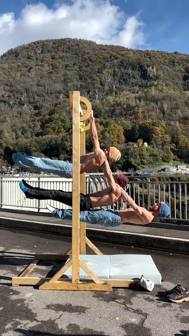 レッドブルのインスタグラム：「friends supporting friends 🤝  💪: @felipe.camargo, @albertogines_ & @edumarin1   #redbull #givesyouwiiings #climbing #RedBullDualAscent #gripchallenge」