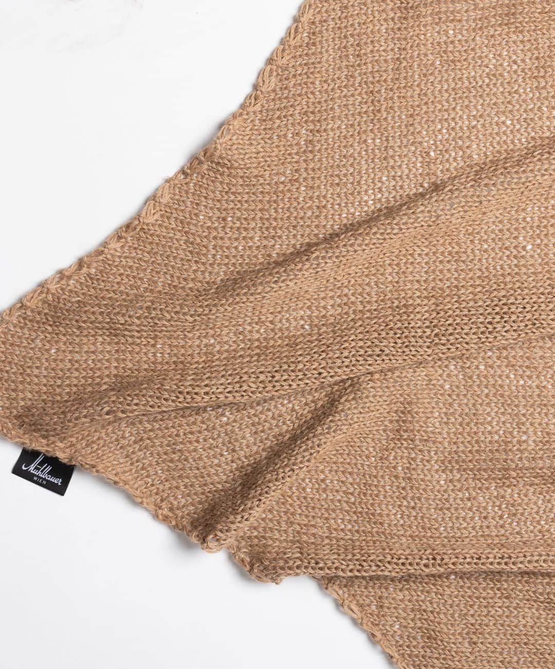 ミュールバウアーのインスタグラム：「AW 2023/24 collection CLOTH We love knitting! That's why we expanded our knitwear collection of this season with a new material mix: Alpaca and Linen. Explore the different designs of this marvelous fusion! All hand-knitted, lightweight and super comfy.」