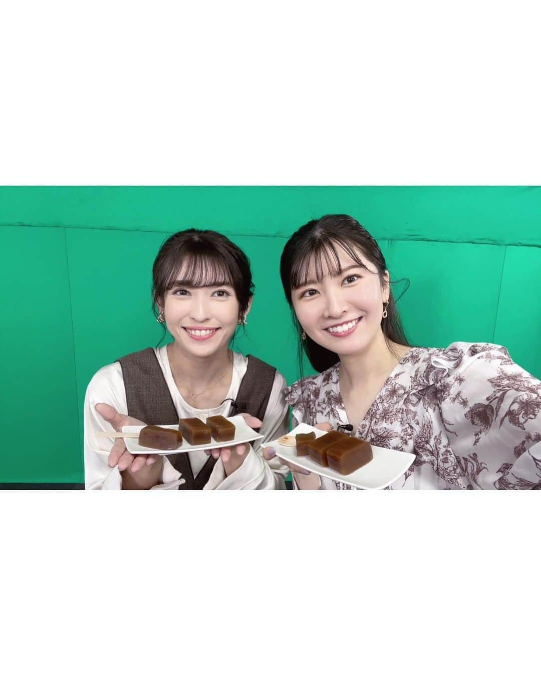 山岸愛梨さんのインスタグラム写真 - (山岸愛梨Instagram)「佐賀バルーンフェスタ配信では佐賀の干し柿羊羹、 そして以前のハロウィン配信では 3000円以上する高級モンブランをゲット🌰ˊ˗  いいでしょー☺️🤍  やっぱり喋るのがお仕事。 カメラの前ではすぐにトークができるように 調整しながら食べているので ケーキに集中できませんでしたが、 終わってからはあっという間に消えていきました🧁  いつも番組を盛り上げてくださるみなさんと、 楽しい企画を考えてくださる スタッフさんたちに感謝です。  \  11/5(日)衣装 / ▫️ワンピース : @urban_research_pr ▫️アクセサリー : @troisbijoux_undeuxtrois  落ち着いたブラウンのジャンパースカート🧸 パールでまとめたアクセサリーも上品ですね。 素敵なお衣装ありがとうございました。  #ウェザーニュースキャスター #ウェザーニュース #ウェザーニュースlive #衣装」11月6日 23時55分 - airi_yamagishi