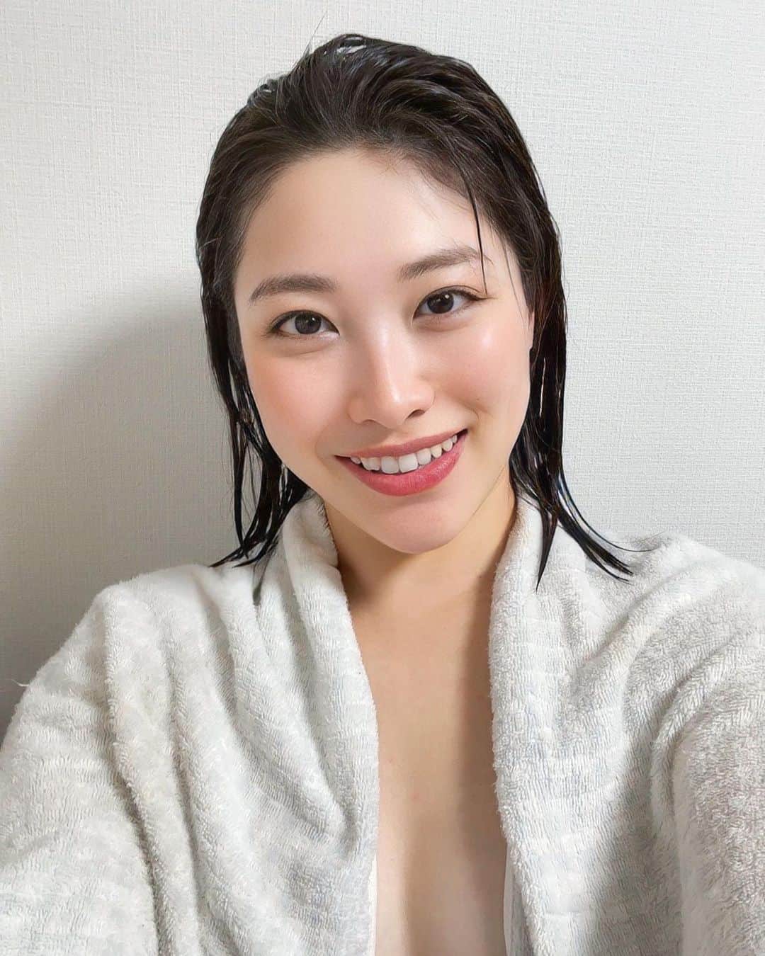 春原未来のインスタグラム：「女性の髪の毛は,28歳頃をピークに加齢変化が出始める…とを目にしてびっくり！知らなかったー！  スカルプD ボーテ フワリーは,髪にハリコシを与えてボリューム感が出るように仕上げてくれるらしい😳  年齢と共に「髪がぺたんとなる」「分け目が目立つ」など悩みが増えてくるのは当然のこと。だから気付いた時から対策打てばいいんじゃないかと😊  女子もスカルプケアする時代なのねえ。 いつまでも艶のある黒髪でいたいものです！  After bath. New shampoo and conditioner!  PR @scalpdbeaute #頭皮ケアシャンプー #ボリュームアップ #フワリー #シャンプー難民 #アミノ酸シャンプー #おすすめシャンプー #マツキヨ #スカルプdボーテフワリー #スカルプケア #アンチエイジングヘア #お風呂上がり #艶のある髪 #春原未来」