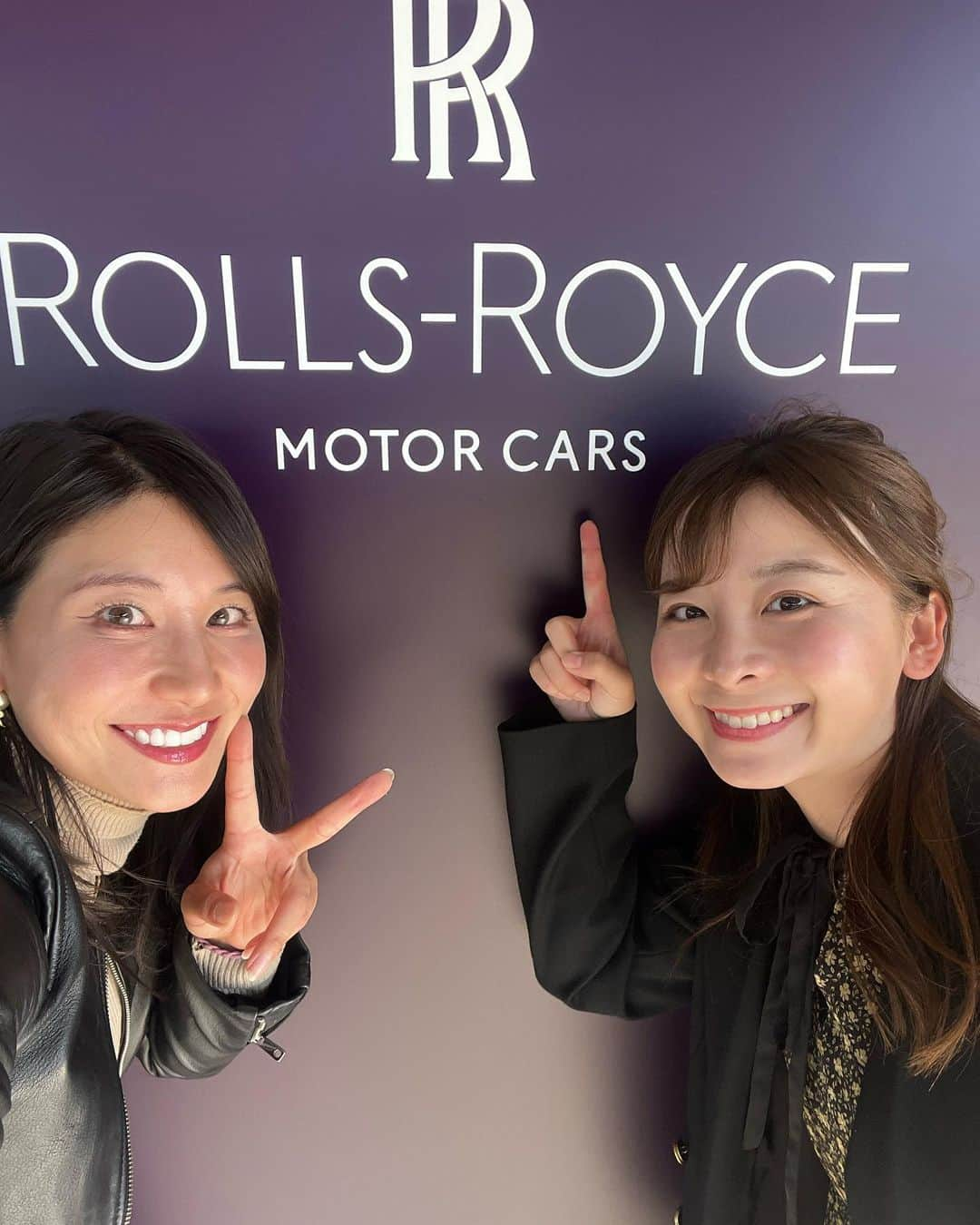 なみきのインスタグラム：「先日、みほさん と @mih0_golf  ロールスロイスモーターカーズ東京さんの @rollsroycemotorcarstokyo  コンペでイベントホールをさせていただきました☺️ わたしはニアピン対決！！ とっても豪華で素敵な会でかっこいい車にも試乗させてもらいました！ みほさん、めっちゃ似合ってる☺️ こんなかっこいい車に似合う人になりたいものです😂 とにかく凄いの一言のコンペでした！ ちなみに動画はハイテンションになっているわたしに合わせてくれてるみほさんの優しさがわかる動画になってます📷！笑 ぜひみてね！笑 ・ ・ #golf #GOLF #ゴルフ #ゴルフ女子 #ゴルフウェア #ゴルフウェアコーデ #ロールスロイス #車 #外車 #コンペ #ニアピン #ニアピン対決」