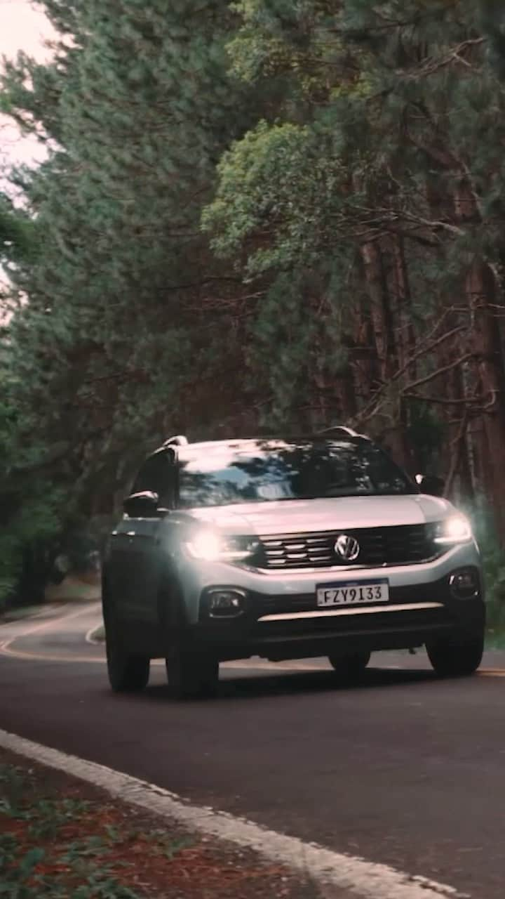 Volkswagen do Brasilのインスタグラム：「Ele me leva para viajar, trabalhar, me reúne com amigas, é confortável e extremamente seguro. Tem como não amar esse T-Cross? E como se tudo isso não fosse suficiente, com a minha rotina doida, ainda tenho a praticidade de agendar todos os serviços online e sempre tenho uma concessionária Volks pertinho de mim.   E pra melhorar, a cada R$ 800,00 em serviços na concessionária Volks, já saio com um presente personalizado e concorro a diversos prêmios todos os meses e à possibilidade de ganhar um Polo Track 1st Edition. Mas fique esperto, que a promoção só vai até o dia 15 de dezembro.    #VWBrasil #OficinaDeClassicos #Publicidade」