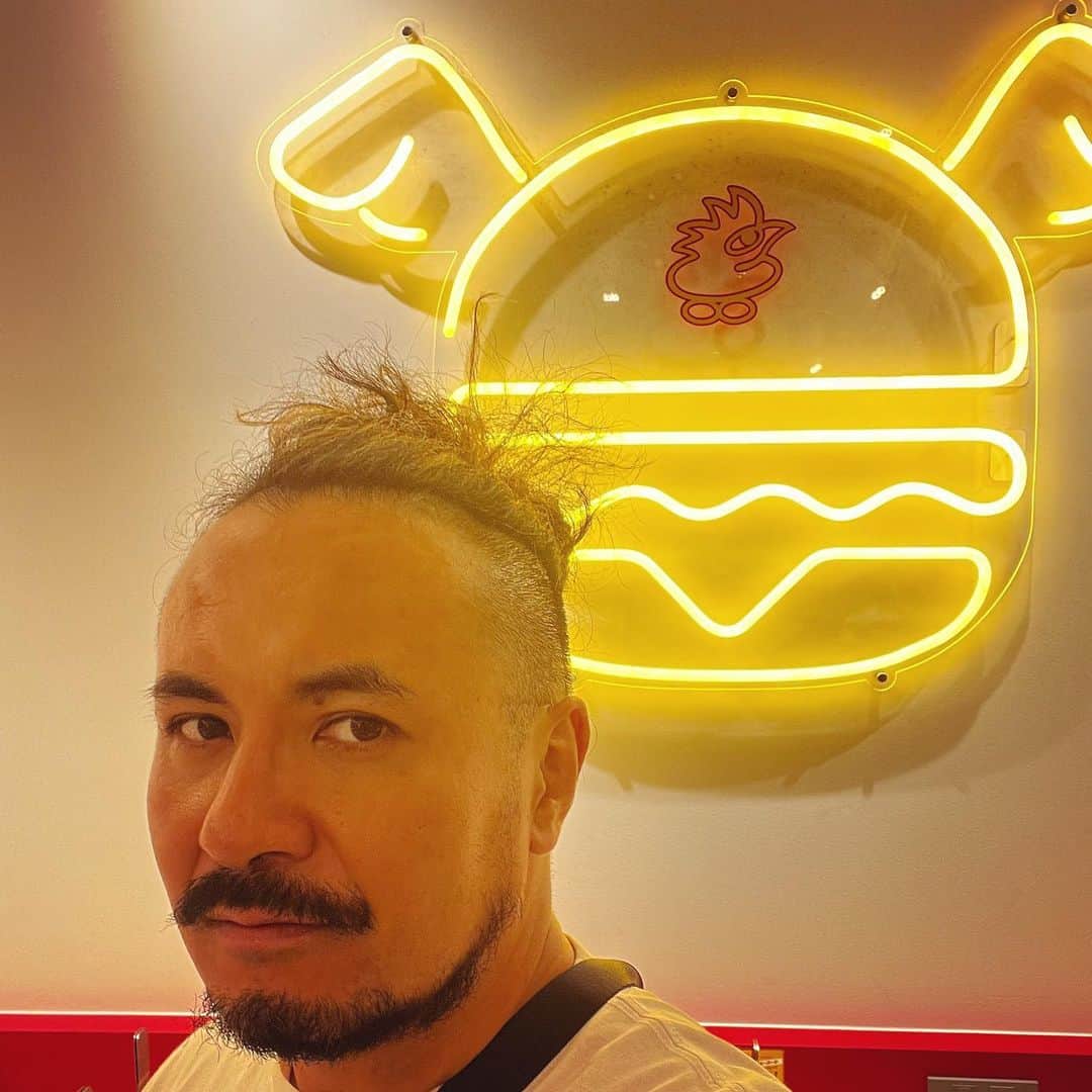 今成夢人のインスタグラム：「渋谷の編集室に半日。ハラヘリで歩いてたところにトリキバーガー。そもそも鳥貴族のファンだけど、可愛らしいブランド展開のトリキバーガーはまた虜にさせてくるサムシングあり。こういう横に、横に違うブランド展開してきて心を掴まれる感じが好きなのだ。つくねバーガー美味しかった🍔」