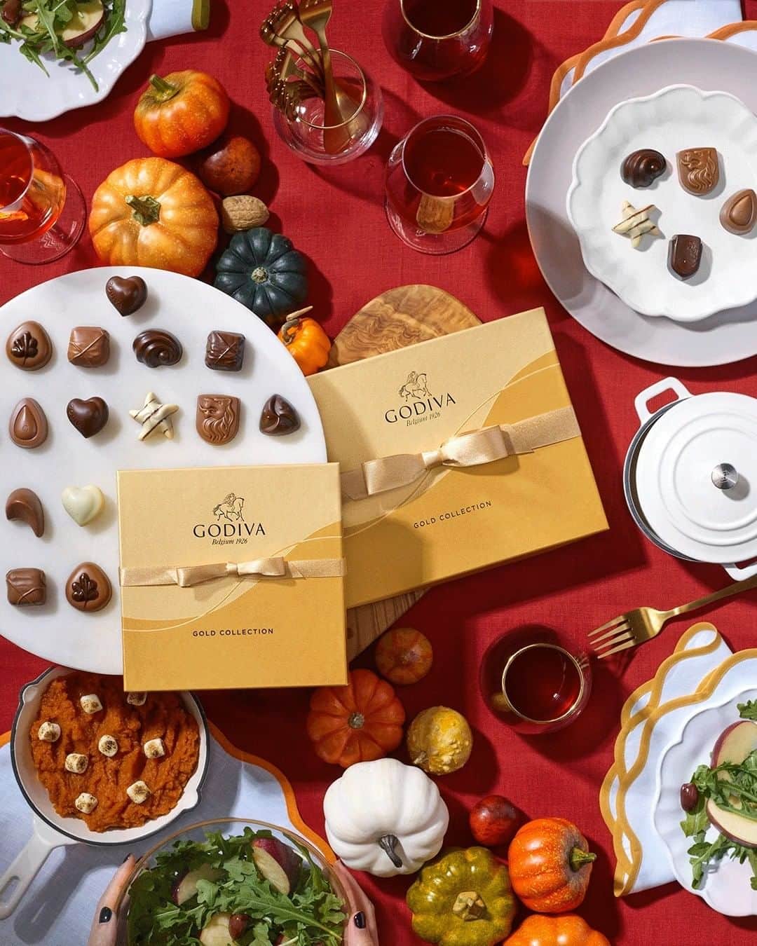 GODIVAのインスタグラム：「No #Friendsgiving tablescape is complete without chocolate. 🍽️」