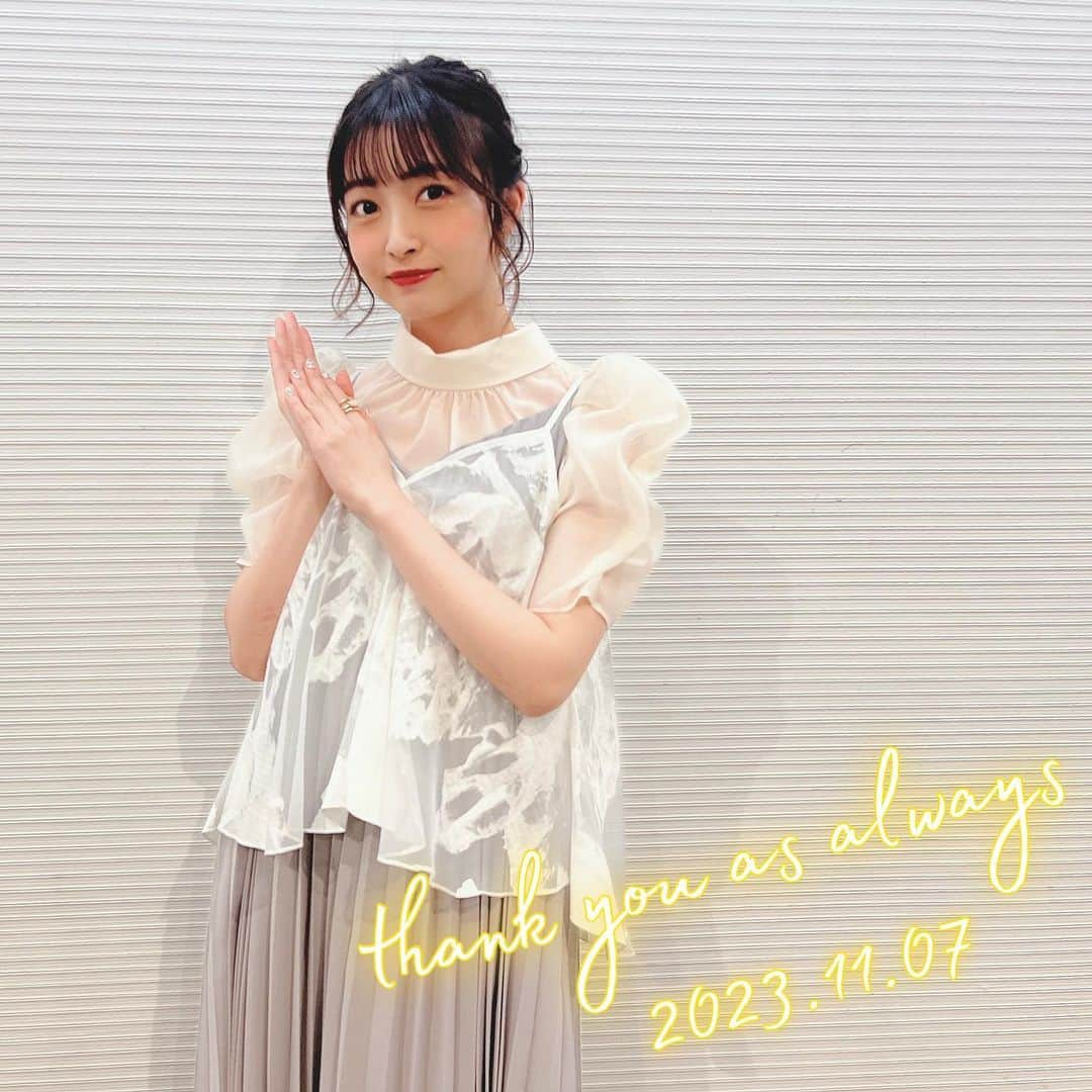 吉岡茉祐のインスタグラム：「吉岡さん、誕生日を迎え、 レベルアップしました⭐️  何かと思うようにいかない日々が少しずつ元に戻り、完全に元通りにはならなくても、今できる最善の形で更に進化させる方法を見出せた一年でした。  小学生の頃から抱いた夢の芸能界。 今、理想の仕事に就いて、理想以上の景色を見れています。 でも、これを越えるのも自分だし、止まることなく越え続けたいので、今年も敢えて『頑張る』という言葉を使いたいと思います。  『楽しい』を作ることに貪欲に。 自分のやりたいことを具現化していく。 お芝居も歌も作品作りも全力で！ これからも、このスタンスは変わらず、更に今まで以上に経験して吸収していけるよう、頑張ります！！ なので、私の叶えたい楽しいことを、たまには一緒に作ったりして、これからも見守ってもらえると嬉しいです。 よろしくお願いします✨  #吉岡インスタ頑張るってよ」