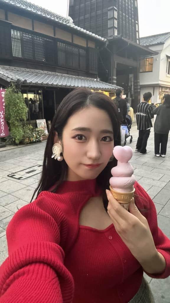 内田ゆめのインスタグラム：「最近夜も暖かいね🌙*ﾟ  もうすぐクリスマス！ みんなはクリスマスケーキ買う？？？🎂…💭  11月19日対バンライブ⭐️all チーム  11月29日対バンライブ🗼一期生スペシャル 詳細はプロフィールのURLへ♡ 待ってるよー(*^◯^*)  #東京ドーム #都市対抗  #都市対抗野球  #売り子  #ビール売り子 #野球女子  #プロ野球 #高校野球  #日シリ   #日本シリーズ    #阪神タイガース  #おめでとうございます㊗️」