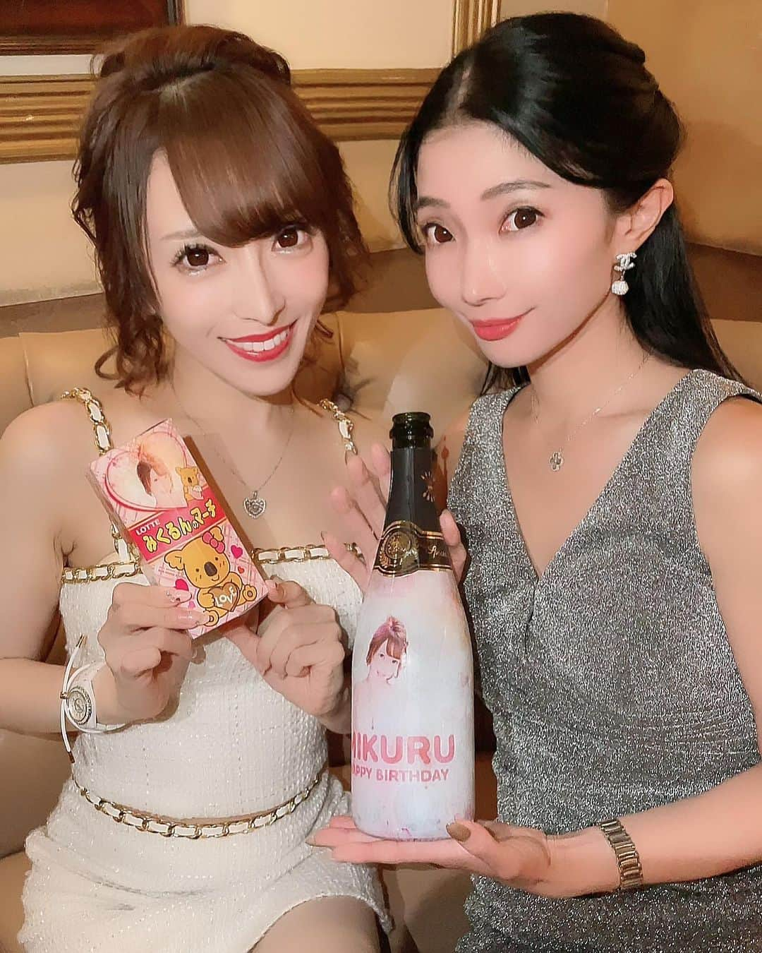 みくるんさんのインスタグラム写真 - (みくるんInstagram)「長い付き合いのるみママ🩵  いつも笑顔で明るくて本当に素敵な女性👸 同じビルで働けてるのも嬉しい✨  バースデーのお祝いもありがとう🥰  #名古屋#錦キャバ嬢#japan#japanesegirl#l4l#キャバ嬢#バースデー#シャンパン」11月7日 0時01分 - milkurumin123