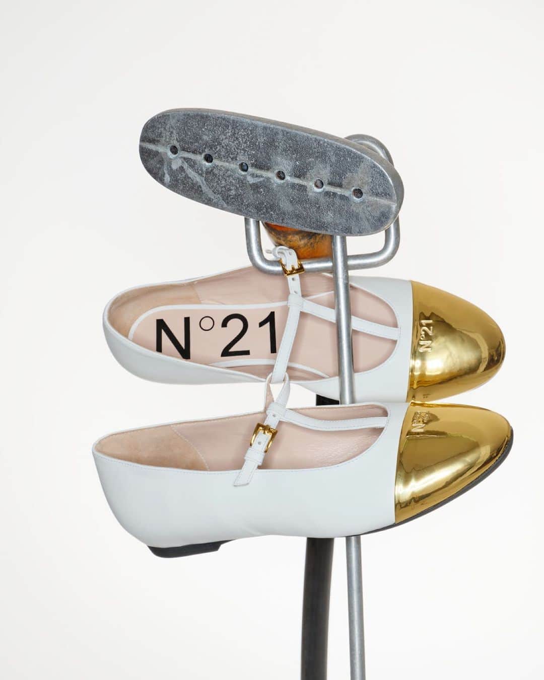 ヌメロ ヴェントゥーノのインスタグラム：「N21 FALL-WINTER 2023 BY ALESSANDRO DELL’ACQUA.  #N21FallWinter23 #N21 by #AlessandroDellAcqua」
