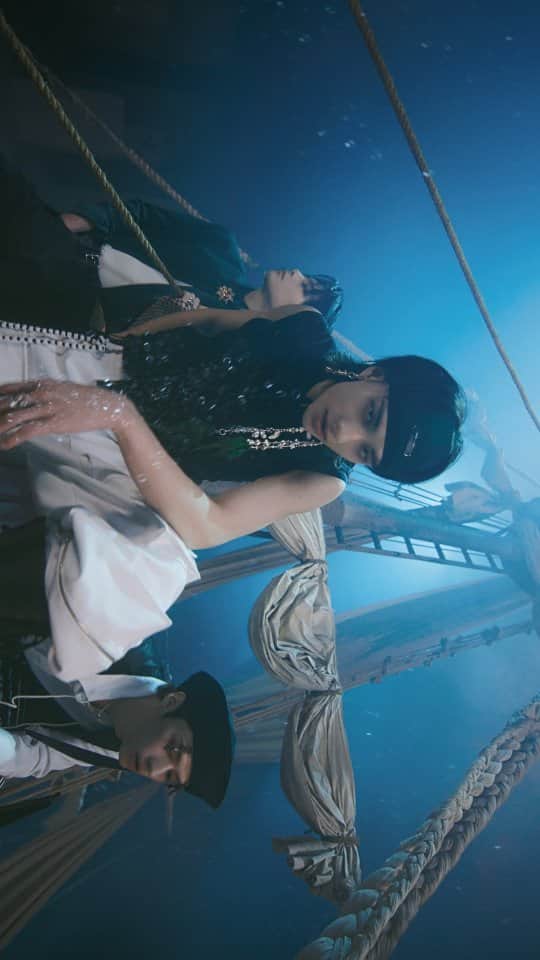 Stray Kidsのインスタグラム：「Stray Kids(스트레이 키즈) "락 (樂) (LALALALA)" M/V Teaser  https://youtu.be/HG3e35CMto8  2023.11.10 FRI 2PM (KST) | 0AM (ET) RELEASE   🤘 PRE-SAVE & PRE-ORDER "樂-STAR" https://Stray-Kids.lnk.to/ROCK-STAR  #StrayKids #스트레이키즈 #樂_STAR #ROCK_STAR #락 #樂 #LALALALA #StrayKidsComeback #YouMakeStrayKidsStay」