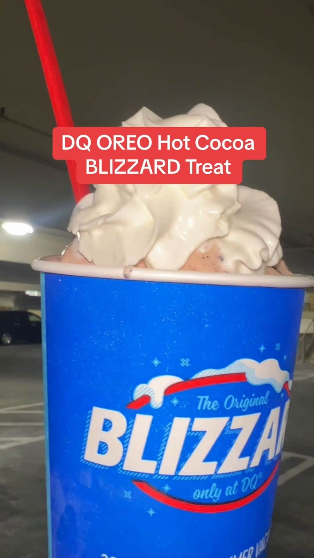 OREOのインスタグラム：「We asked for Hot Cocoa and our 2 favs showed up 😎」