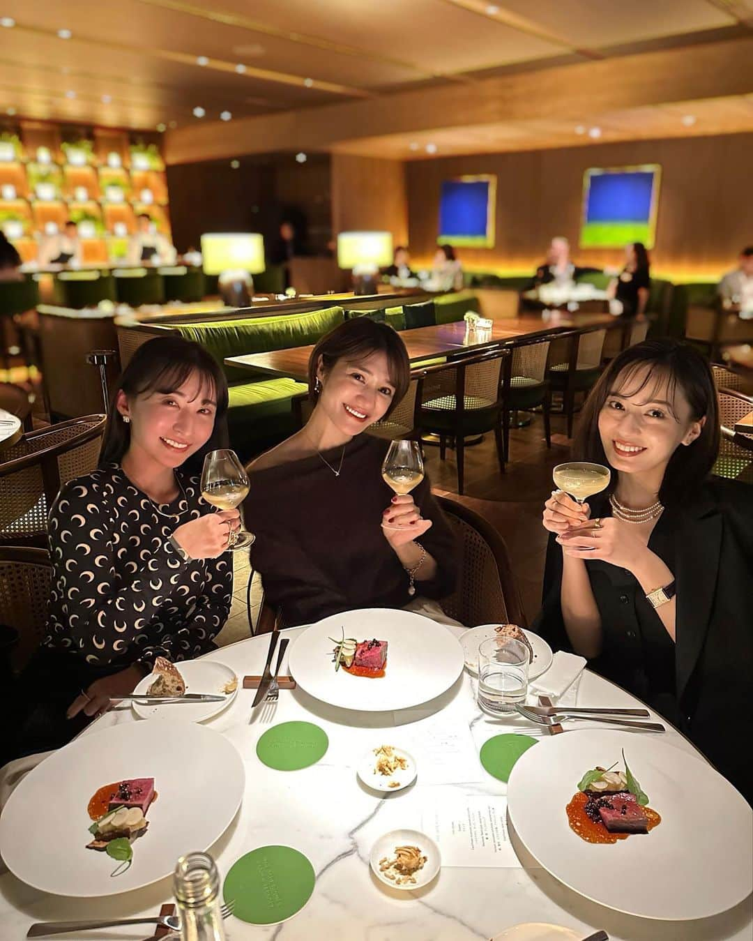 中村麻美さんのインスタグラム写真 - (中村麻美Instagram)「この前の贅沢dinner🍸 ⁡ はるなさん、ゆうみさんと 語りながら美味しいご飯をいただきました❤️ ⁡ どれも上品な味で本当に美味しかった.. ⁡ 時間があっという間に過ぎてしまったけど 最高な華金だったな🤤 ⁡ #dinner #thejaderoom #editionhotel」11月7日 0時06分 - asami_nakamura_