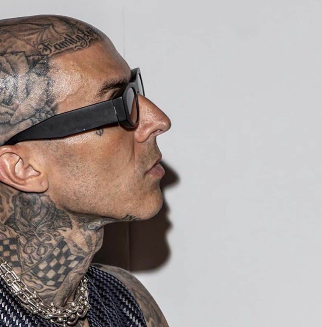 ティエリー ラスリーのインスタグラム：「THIERRY LASRY x TRAVIS BARKER’S DTA “Mastermindy” collaboration sunglasses in black matte acetate  📷 : @gq」