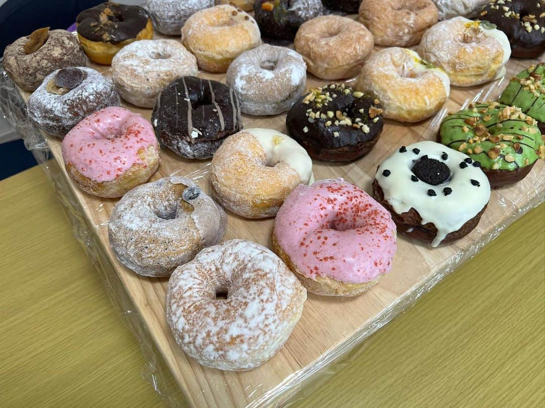 かこさんのインスタグラム写真 - (かこInstagram)「ミサキドーナツさん🍩❤️店舗もあるんやけど、なんとオンラインでもドーナツが買えるという🥹✨こちら視聴者さんに教えていただきました☺️ めちゃくちゃコンパクトで届くし、何より冷凍とは思えやんふわふわさ！！！！本当にふわふわ！！！！一時間解凍するだけやのに😳しかもめちゃくちゃ美味しいしたくさんの種類がある🍩私たちは全種類制覇しました🫶🏻 お近くに店舗がある方は是非行ってみてほしい🥰 #ミサキドーナツ #ドーナツ #スイーツ #オンライン #オンラインショップ #大食い #はらぺこツインズ #双子 #먹방 #대식가 #먹팔 #먹팔해요 #먹스타그램 #대식가 #mukbank #大胃王 #モッパン #ความตะกละ  #Gula」11月7日 0時17分 - harapeko__kako