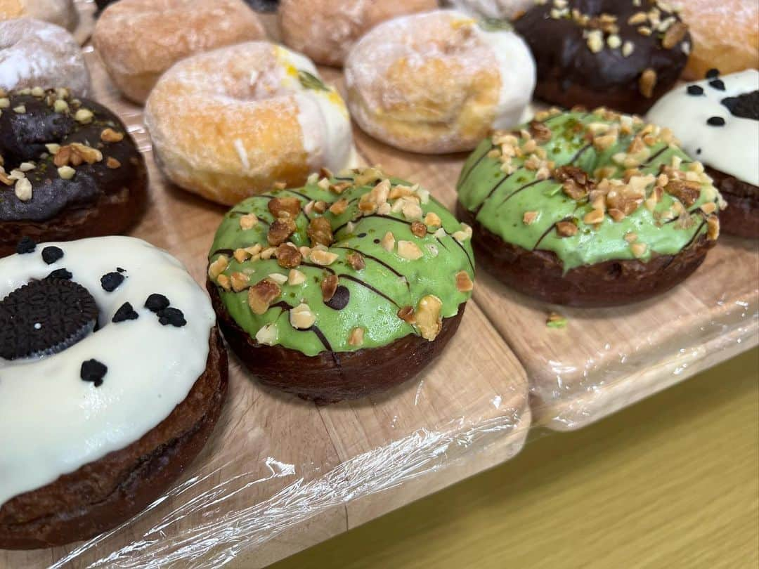 かこさんのインスタグラム写真 - (かこInstagram)「ミサキドーナツさん🍩❤️店舗もあるんやけど、なんとオンラインでもドーナツが買えるという🥹✨こちら視聴者さんに教えていただきました☺️ めちゃくちゃコンパクトで届くし、何より冷凍とは思えやんふわふわさ！！！！本当にふわふわ！！！！一時間解凍するだけやのに😳しかもめちゃくちゃ美味しいしたくさんの種類がある🍩私たちは全種類制覇しました🫶🏻 お近くに店舗がある方は是非行ってみてほしい🥰 #ミサキドーナツ #ドーナツ #スイーツ #オンライン #オンラインショップ #大食い #はらぺこツインズ #双子 #먹방 #대식가 #먹팔 #먹팔해요 #먹스타그램 #대식가 #mukbank #大胃王 #モッパン #ความตะกละ  #Gula」11月7日 0時17分 - harapeko__kako