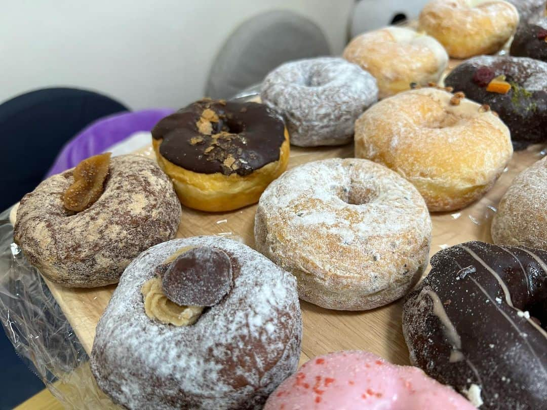 かこさんのインスタグラム写真 - (かこInstagram)「ミサキドーナツさん🍩❤️店舗もあるんやけど、なんとオンラインでもドーナツが買えるという🥹✨こちら視聴者さんに教えていただきました☺️ めちゃくちゃコンパクトで届くし、何より冷凍とは思えやんふわふわさ！！！！本当にふわふわ！！！！一時間解凍するだけやのに😳しかもめちゃくちゃ美味しいしたくさんの種類がある🍩私たちは全種類制覇しました🫶🏻 お近くに店舗がある方は是非行ってみてほしい🥰 #ミサキドーナツ #ドーナツ #スイーツ #オンライン #オンラインショップ #大食い #はらぺこツインズ #双子 #먹방 #대식가 #먹팔 #먹팔해요 #먹스타그램 #대식가 #mukbank #大胃王 #モッパン #ความตะกละ  #Gula」11月7日 0時17分 - harapeko__kako