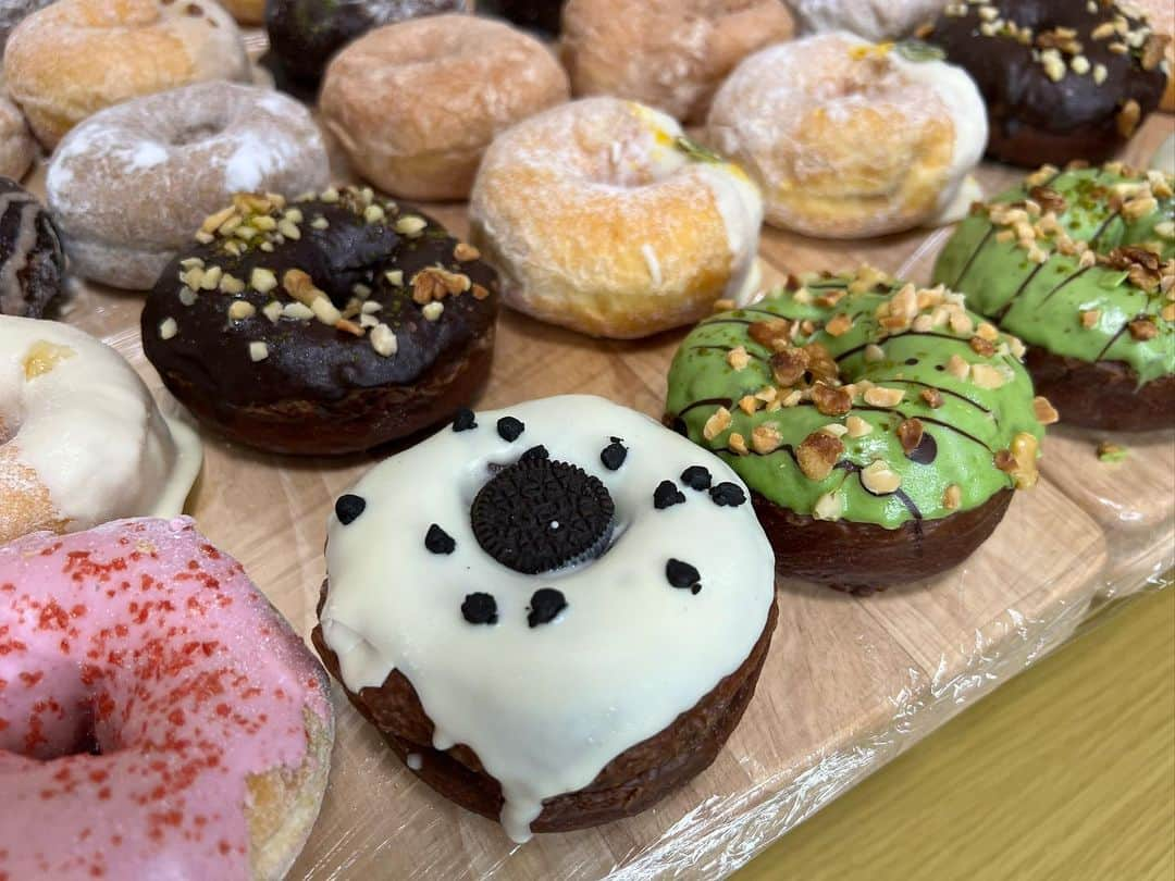 かこさんのインスタグラム写真 - (かこInstagram)「ミサキドーナツさん🍩❤️店舗もあるんやけど、なんとオンラインでもドーナツが買えるという🥹✨こちら視聴者さんに教えていただきました☺️ めちゃくちゃコンパクトで届くし、何より冷凍とは思えやんふわふわさ！！！！本当にふわふわ！！！！一時間解凍するだけやのに😳しかもめちゃくちゃ美味しいしたくさんの種類がある🍩私たちは全種類制覇しました🫶🏻 お近くに店舗がある方は是非行ってみてほしい🥰 #ミサキドーナツ #ドーナツ #スイーツ #オンライン #オンラインショップ #大食い #はらぺこツインズ #双子 #먹방 #대식가 #먹팔 #먹팔해요 #먹스타그램 #대식가 #mukbank #大胃王 #モッパン #ความตะกละ  #Gula」11月7日 0時17分 - harapeko__kako