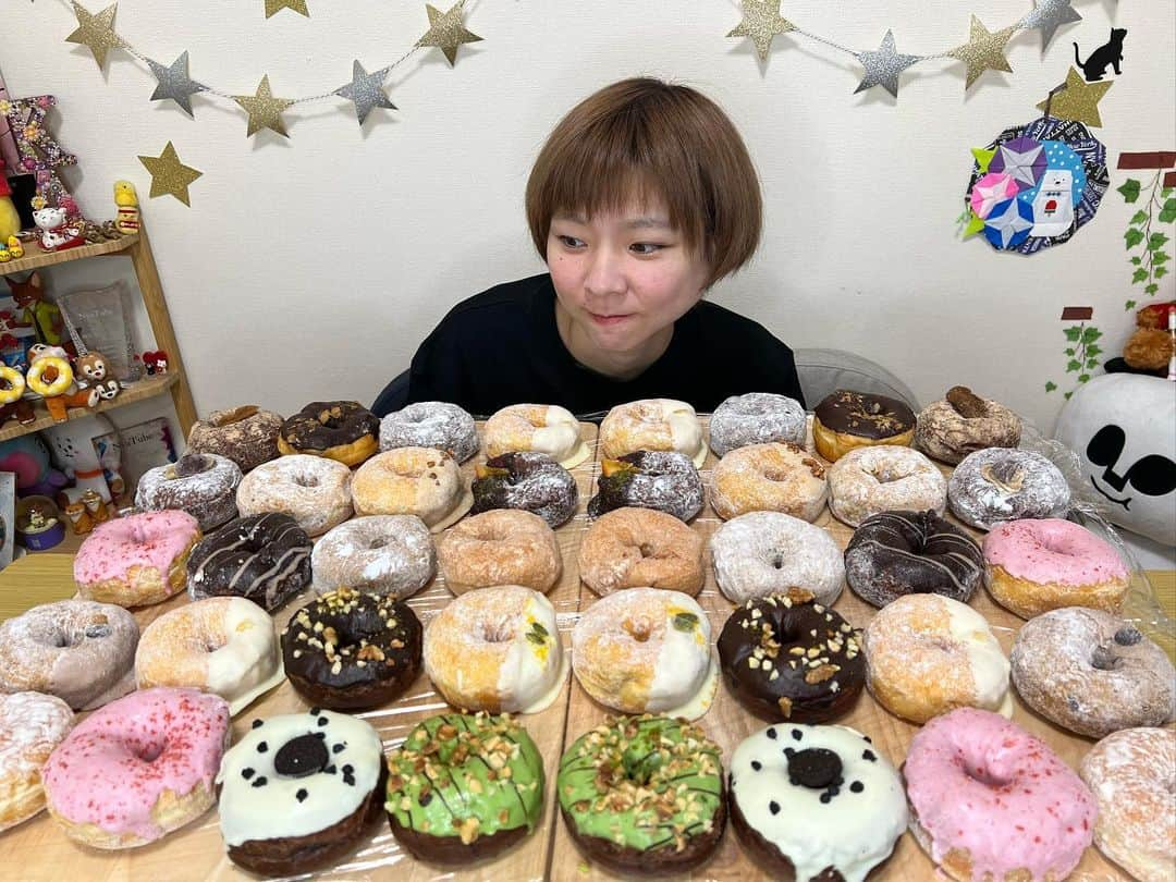 かこさんのインスタグラム写真 - (かこInstagram)「ミサキドーナツさん🍩❤️店舗もあるんやけど、なんとオンラインでもドーナツが買えるという🥹✨こちら視聴者さんに教えていただきました☺️ めちゃくちゃコンパクトで届くし、何より冷凍とは思えやんふわふわさ！！！！本当にふわふわ！！！！一時間解凍するだけやのに😳しかもめちゃくちゃ美味しいしたくさんの種類がある🍩私たちは全種類制覇しました🫶🏻 お近くに店舗がある方は是非行ってみてほしい🥰 #ミサキドーナツ #ドーナツ #スイーツ #オンライン #オンラインショップ #大食い #はらぺこツインズ #双子 #먹방 #대식가 #먹팔 #먹팔해요 #먹스타그램 #대식가 #mukbank #大胃王 #モッパン #ความตะกละ  #Gula」11月7日 0時17分 - harapeko__kako