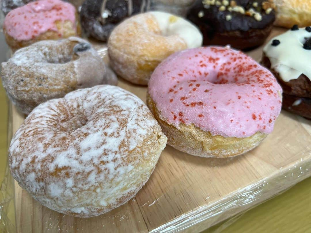 かこさんのインスタグラム写真 - (かこInstagram)「ミサキドーナツさん🍩❤️店舗もあるんやけど、なんとオンラインでもドーナツが買えるという🥹✨こちら視聴者さんに教えていただきました☺️ めちゃくちゃコンパクトで届くし、何より冷凍とは思えやんふわふわさ！！！！本当にふわふわ！！！！一時間解凍するだけやのに😳しかもめちゃくちゃ美味しいしたくさんの種類がある🍩私たちは全種類制覇しました🫶🏻 お近くに店舗がある方は是非行ってみてほしい🥰 #ミサキドーナツ #ドーナツ #スイーツ #オンライン #オンラインショップ #大食い #はらぺこツインズ #双子 #먹방 #대식가 #먹팔 #먹팔해요 #먹스타그램 #대식가 #mukbank #大胃王 #モッパン #ความตะกละ  #Gula」11月7日 0時17分 - harapeko__kako