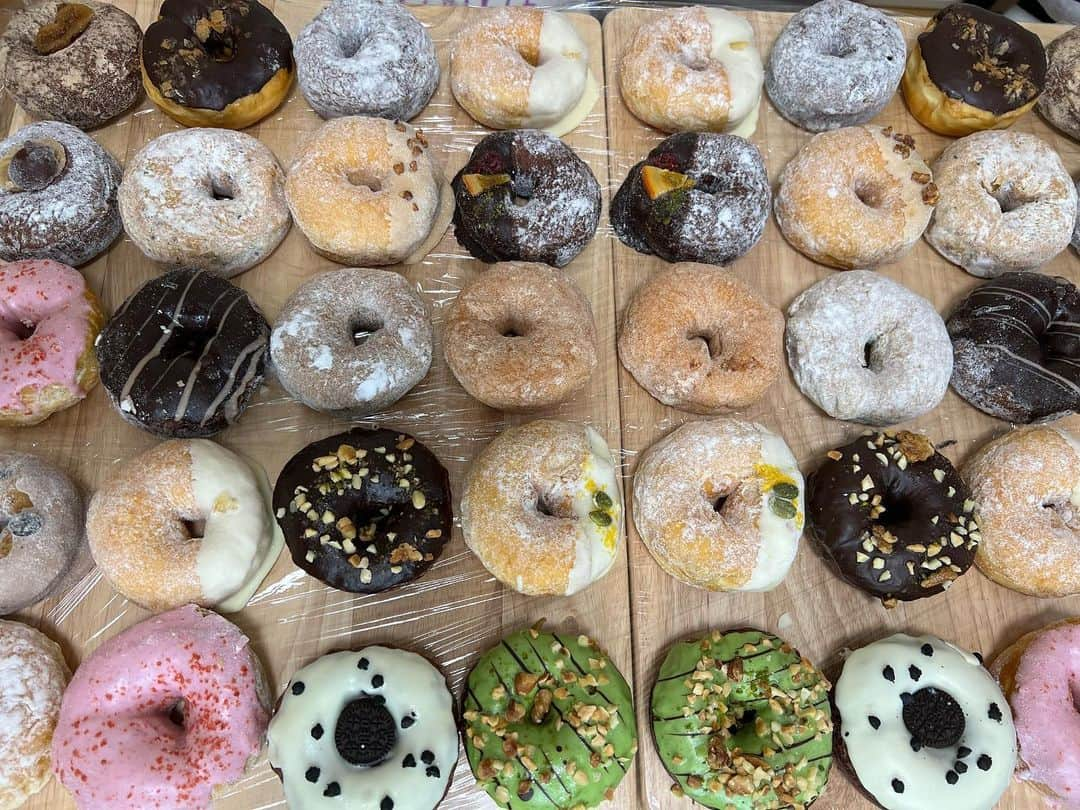 かこのインスタグラム：「ミサキドーナツさん🍩❤️店舗もあるんやけど、なんとオンラインでもドーナツが買えるという🥹✨こちら視聴者さんに教えていただきました☺️ めちゃくちゃコンパクトで届くし、何より冷凍とは思えやんふわふわさ！！！！本当にふわふわ！！！！一時間解凍するだけやのに😳しかもめちゃくちゃ美味しいしたくさんの種類がある🍩私たちは全種類制覇しました🫶🏻 お近くに店舗がある方は是非行ってみてほしい🥰 #ミサキドーナツ #ドーナツ #スイーツ #オンライン #オンラインショップ #大食い #はらぺこツインズ #双子 #먹방 #대식가 #먹팔 #먹팔해요 #먹스타그램 #대식가 #mukbank #大胃王 #モッパン #ความตะกละ  #Gula」