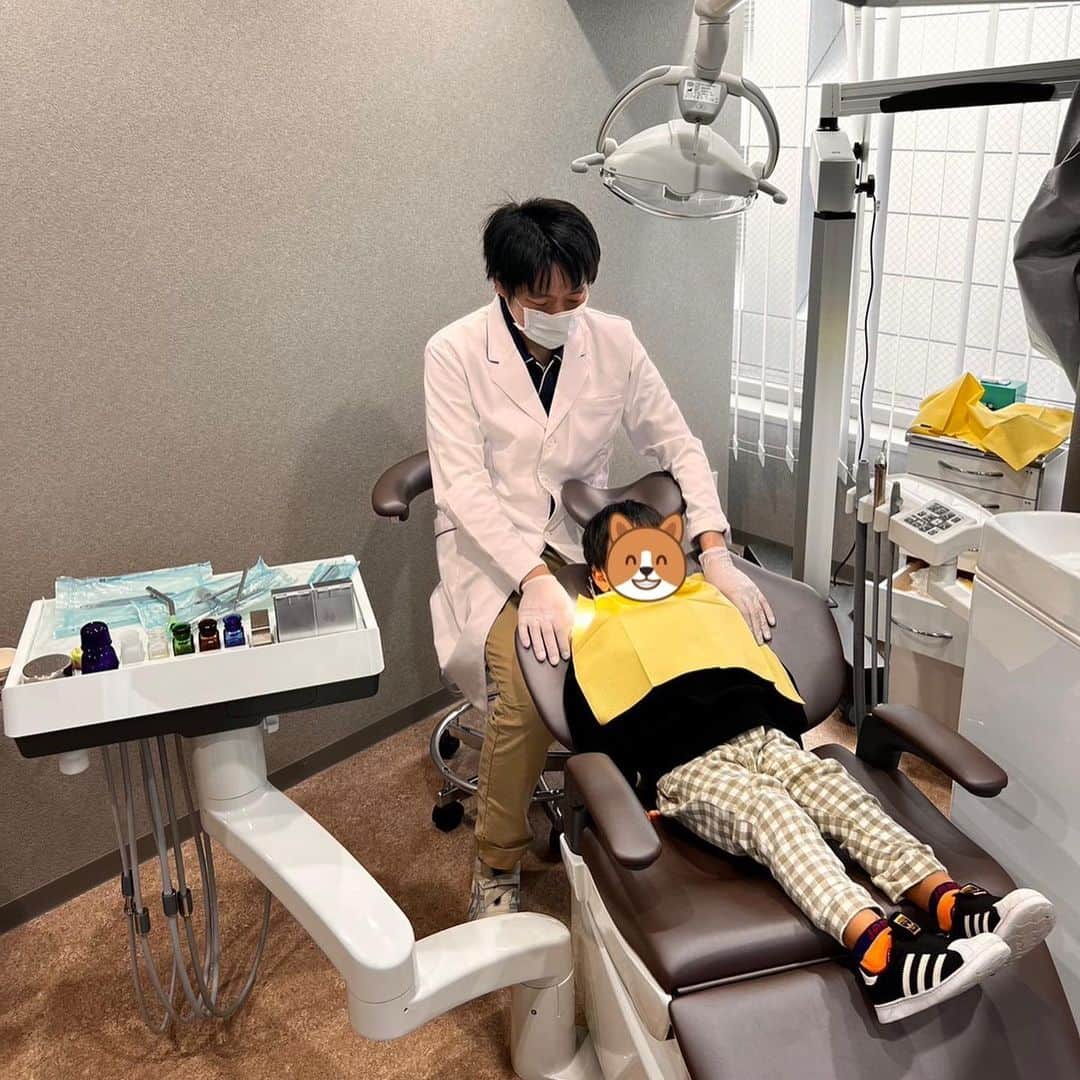 大西蘭さんのインスタグラム写真 - (大西蘭Instagram)「《東京》 知人が麻布十番に歯科をオープンしたので、診てもらってきました🦷  今年10月にオープンしたばかりなので、全て新しくてピカピカで清潔感あふれる空間✨  私と息子は虫歯のチェックとクリーニングをしてもらいました。  息子は今回初めての歯医者さん🦷 ちゃんと椅子に座れるか、心配していましたが、優しい先生のおかげで、 怖がることなく、スムーズに座って、口を開けてじっとしていてくれました🙌  息子の成長も感じたし、 やっぱり子供が診てもらう時は先生が優しくて穏やかなことが大事だなーと🙆🏻‍♀️  息子は無事、虫歯がなくて一安心。  私はクリーニングをしてもらったら、歯がツルツルピカピカになり、表面の汚れが落ち、ワントーン明るく、白くなりました✨ クリーニングだけでこんなに変わるんですね👀  先生はできるだけ歯を削らない治療をしていて、そこも信頼できるなぁと思っています😌 （有無を言わさず削られたっていう話も聞くけれど、歯は一度削ってしまったら元には戻らないから、削るのはできるだけ避けたいと思っています）  先生は台湾出身で、英語や中国語にも対応しているので、海外の方にもオススメできます🙆🏻‍♀️  🦷十番歯科🪥  住所：〒106-0045 東京都港区麻布十番1丁目11-7 カニエビル3F  アクセス：東京メトロ南北線/都営大江戸線線 「麻布十番駅」5B出口  麻布十番駅からすぐでしたよ🚶‍♀️  #十番歯科 #麻布十番 #pr」11月7日 0時14分 - onishiran