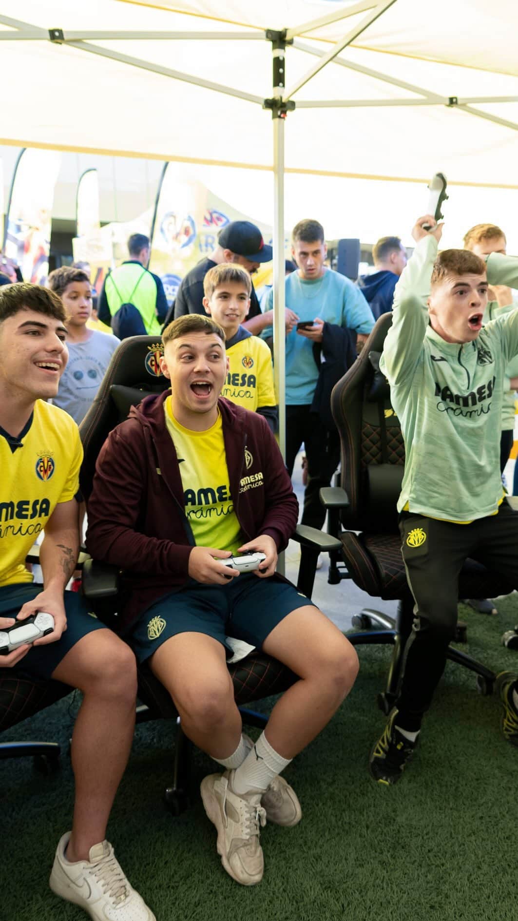 ビジャレアルCFのインスタグラム：「¡Estreno a lo grande de la PlayZone 🎮!  ⚔️ Una gran cantidad de aficionados pudieron retar a nuestros pros @jowimagic y @canegol7 al nuevo EA FC 24 ⚽  🚨 ¡Atentos a futuras jornadas para ganar grandes premios junto a nuestro equipo de @CVFeSports 💛!」