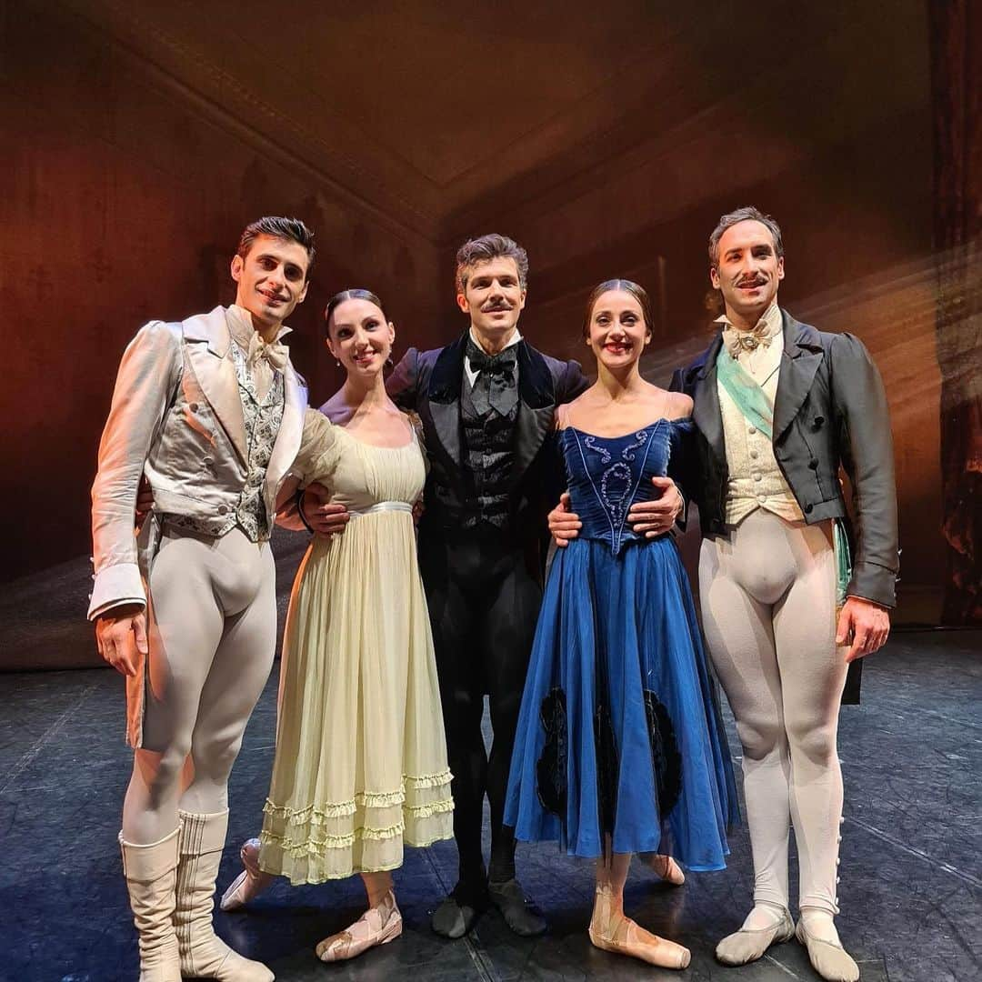 ロベルト・ボッレさんのインスタグラム写真 - (ロベルト・ボッレInstagram)「Emotional opening night of Onegin last night.  Uno spettacolo da portare nel cuore per lungo tempo ❤️ Thank you my beautiful Tatiana @nicolettamanni and the whole cast @nicola.delfreo @arduino.martina @gabrielecorrado @teatroallascala #onegin #johncranko」11月7日 0時19分 - robertobolle