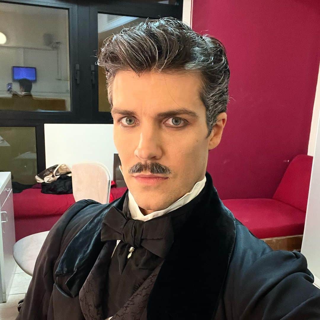 ロベルト・ボッレのインスタグラム：「Emotional opening night of Onegin last night.  Uno spettacolo da portare nel cuore per lungo tempo ❤️ Thank you my beautiful Tatiana @nicolettamanni and the whole cast @nicola.delfreo @arduino.martina @gabrielecorrado @teatroallascala #onegin #johncranko」
