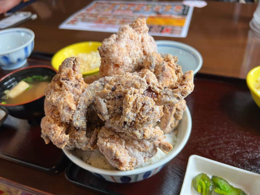 かこさんのインスタグラム写真 - (かこInstagram)「キッチンバスストップ2号店さん🚌 唐揚げが食べ放題という最強に魅力的なお店🥹✨しかもそもそもの唐揚げがびっくりするほどでかい😂目の前にしたらリアクション最大になると思う😂ソースもたくさん選べて全然飽きやん！美味しすぎて帰りにテイクアウトもした🥡✨可愛いイラストが描かれとって食べる前にワクワクする🥰 #キッチンバスストップ #2号店 #唐揚げ食べ放題 #からあげ #食べ放題 #三郷 #埼玉 #埼玉グルメ #デカ盛り #大食い #はらぺこツインズ #双子 #먹방 #대식가 #먹팔 #먹팔해요 #먹스타그램 #대식가 #mukbank #大胃王 #モッパン #ความตะกละ  #Gula」11月7日 0時26分 - harapeko__kako