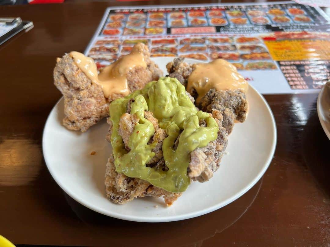 かこさんのインスタグラム写真 - (かこInstagram)「キッチンバスストップ2号店さん🚌 唐揚げが食べ放題という最強に魅力的なお店🥹✨しかもそもそもの唐揚げがびっくりするほどでかい😂目の前にしたらリアクション最大になると思う😂ソースもたくさん選べて全然飽きやん！美味しすぎて帰りにテイクアウトもした🥡✨可愛いイラストが描かれとって食べる前にワクワクする🥰 #キッチンバスストップ #2号店 #唐揚げ食べ放題 #からあげ #食べ放題 #三郷 #埼玉 #埼玉グルメ #デカ盛り #大食い #はらぺこツインズ #双子 #먹방 #대식가 #먹팔 #먹팔해요 #먹스타그램 #대식가 #mukbank #大胃王 #モッパン #ความตะกละ  #Gula」11月7日 0時26分 - harapeko__kako