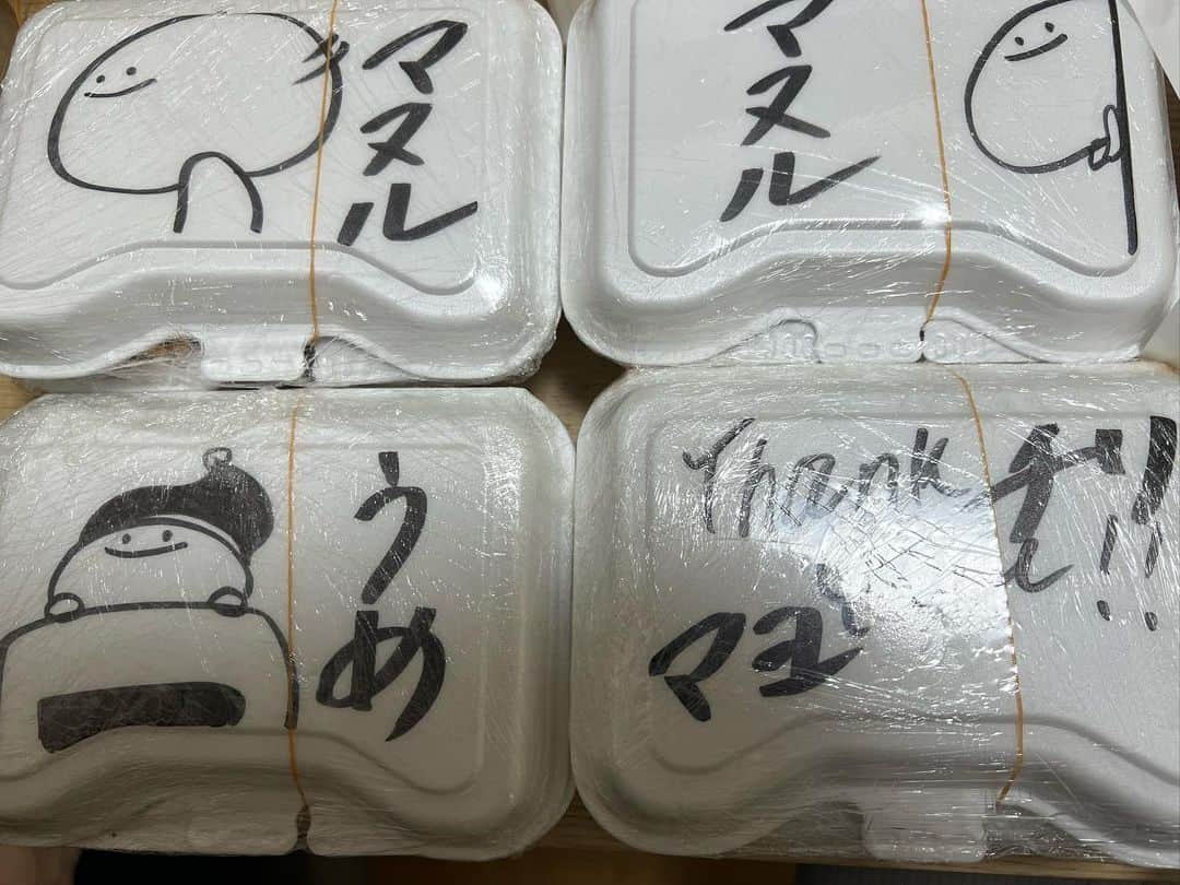 かこさんのインスタグラム写真 - (かこInstagram)「キッチンバスストップ2号店さん🚌 唐揚げが食べ放題という最強に魅力的なお店🥹✨しかもそもそもの唐揚げがびっくりするほどでかい😂目の前にしたらリアクション最大になると思う😂ソースもたくさん選べて全然飽きやん！美味しすぎて帰りにテイクアウトもした🥡✨可愛いイラストが描かれとって食べる前にワクワクする🥰 #キッチンバスストップ #2号店 #唐揚げ食べ放題 #からあげ #食べ放題 #三郷 #埼玉 #埼玉グルメ #デカ盛り #大食い #はらぺこツインズ #双子 #먹방 #대식가 #먹팔 #먹팔해요 #먹스타그램 #대식가 #mukbank #大胃王 #モッパン #ความตะกละ  #Gula」11月7日 0時26分 - harapeko__kako