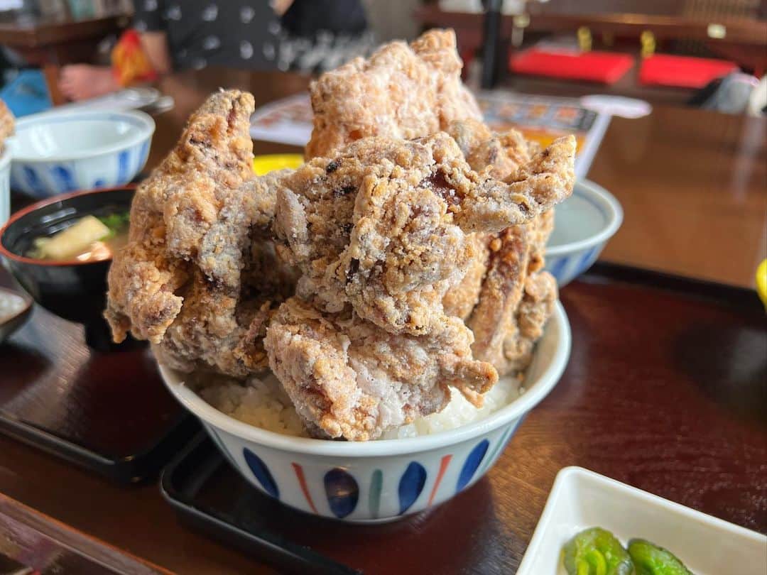 かこさんのインスタグラム写真 - (かこInstagram)「キッチンバスストップ2号店さん🚌 唐揚げが食べ放題という最強に魅力的なお店🥹✨しかもそもそもの唐揚げがびっくりするほどでかい😂目の前にしたらリアクション最大になると思う😂ソースもたくさん選べて全然飽きやん！美味しすぎて帰りにテイクアウトもした🥡✨可愛いイラストが描かれとって食べる前にワクワクする🥰 #キッチンバスストップ #2号店 #唐揚げ食べ放題 #からあげ #食べ放題 #三郷 #埼玉 #埼玉グルメ #デカ盛り #大食い #はらぺこツインズ #双子 #먹방 #대식가 #먹팔 #먹팔해요 #먹스타그램 #대식가 #mukbank #大胃王 #モッパン #ความตะกละ  #Gula」11月7日 0時26分 - harapeko__kako