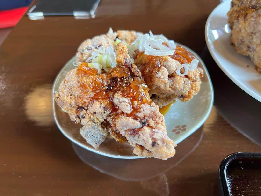 かこさんのインスタグラム写真 - (かこInstagram)「キッチンバスストップ2号店さん🚌 唐揚げが食べ放題という最強に魅力的なお店🥹✨しかもそもそもの唐揚げがびっくりするほどでかい😂目の前にしたらリアクション最大になると思う😂ソースもたくさん選べて全然飽きやん！美味しすぎて帰りにテイクアウトもした🥡✨可愛いイラストが描かれとって食べる前にワクワクする🥰 #キッチンバスストップ #2号店 #唐揚げ食べ放題 #からあげ #食べ放題 #三郷 #埼玉 #埼玉グルメ #デカ盛り #大食い #はらぺこツインズ #双子 #먹방 #대식가 #먹팔 #먹팔해요 #먹스타그램 #대식가 #mukbank #大胃王 #モッパン #ความตะกละ  #Gula」11月7日 0時26分 - harapeko__kako