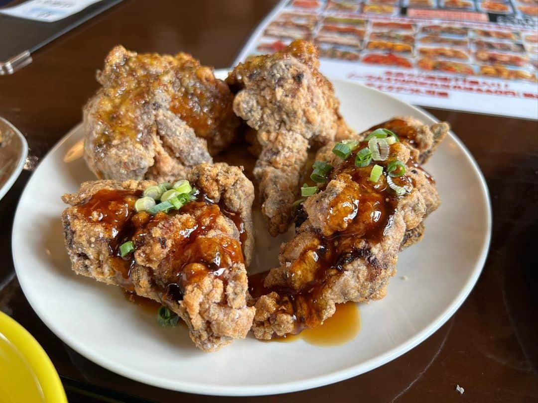 かこさんのインスタグラム写真 - (かこInstagram)「キッチンバスストップ2号店さん🚌 唐揚げが食べ放題という最強に魅力的なお店🥹✨しかもそもそもの唐揚げがびっくりするほどでかい😂目の前にしたらリアクション最大になると思う😂ソースもたくさん選べて全然飽きやん！美味しすぎて帰りにテイクアウトもした🥡✨可愛いイラストが描かれとって食べる前にワクワクする🥰 #キッチンバスストップ #2号店 #唐揚げ食べ放題 #からあげ #食べ放題 #三郷 #埼玉 #埼玉グルメ #デカ盛り #大食い #はらぺこツインズ #双子 #먹방 #대식가 #먹팔 #먹팔해요 #먹스타그램 #대식가 #mukbank #大胃王 #モッパン #ความตะกละ  #Gula」11月7日 0時26分 - harapeko__kako