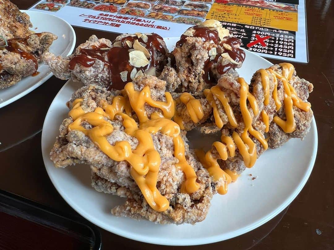 かこさんのインスタグラム写真 - (かこInstagram)「キッチンバスストップ2号店さん🚌 唐揚げが食べ放題という最強に魅力的なお店🥹✨しかもそもそもの唐揚げがびっくりするほどでかい😂目の前にしたらリアクション最大になると思う😂ソースもたくさん選べて全然飽きやん！美味しすぎて帰りにテイクアウトもした🥡✨可愛いイラストが描かれとって食べる前にワクワクする🥰 #キッチンバスストップ #2号店 #唐揚げ食べ放題 #からあげ #食べ放題 #三郷 #埼玉 #埼玉グルメ #デカ盛り #大食い #はらぺこツインズ #双子 #먹방 #대식가 #먹팔 #먹팔해요 #먹스타그램 #대식가 #mukbank #大胃王 #モッパン #ความตะกละ  #Gula」11月7日 0時26分 - harapeko__kako