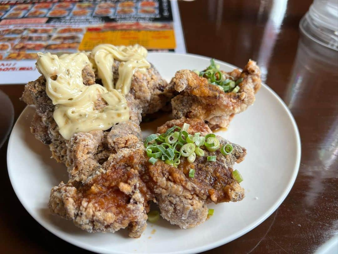 かこさんのインスタグラム写真 - (かこInstagram)「キッチンバスストップ2号店さん🚌 唐揚げが食べ放題という最強に魅力的なお店🥹✨しかもそもそもの唐揚げがびっくりするほどでかい😂目の前にしたらリアクション最大になると思う😂ソースもたくさん選べて全然飽きやん！美味しすぎて帰りにテイクアウトもした🥡✨可愛いイラストが描かれとって食べる前にワクワクする🥰 #キッチンバスストップ #2号店 #唐揚げ食べ放題 #からあげ #食べ放題 #三郷 #埼玉 #埼玉グルメ #デカ盛り #大食い #はらぺこツインズ #双子 #먹방 #대식가 #먹팔 #먹팔해요 #먹스타그램 #대식가 #mukbank #大胃王 #モッパン #ความตะกละ  #Gula」11月7日 0時26分 - harapeko__kako