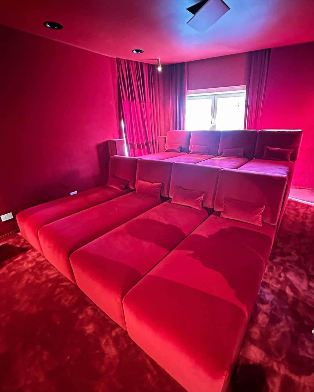 キアラ・フェラーニさんのインスタグラム写真 - (キアラ・フェラーニInstagram)「Cinema room is almost ready and It’s one of my favorite rooms of the new house 🍿」11月7日 0時23分 - chiaraferragni