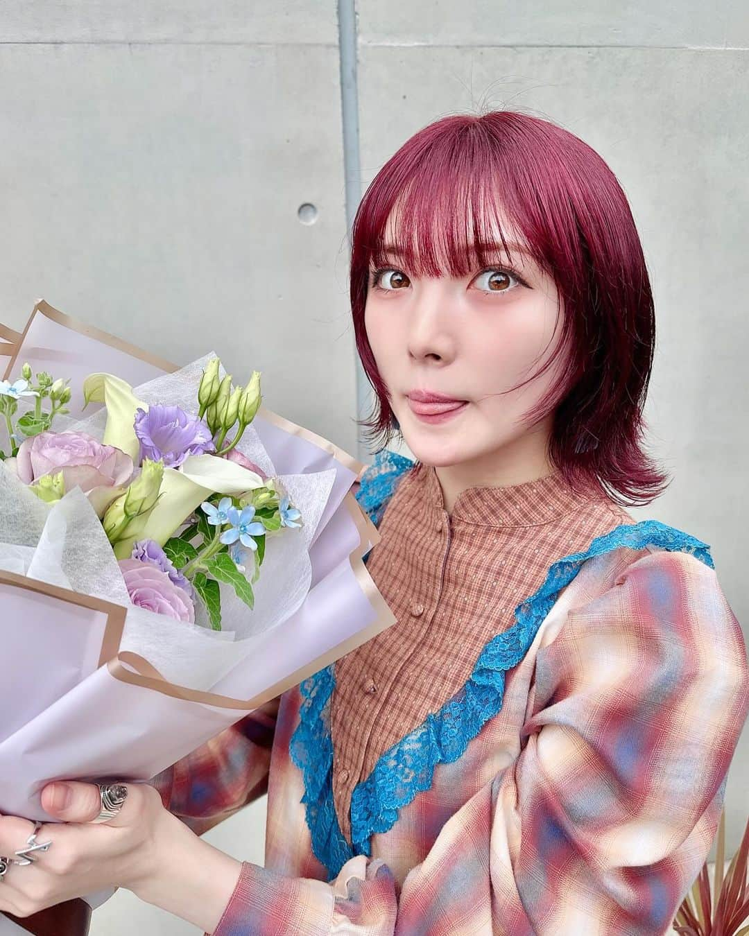 岡田奈々のインスタグラム：「26歳になりました ! 🥹💐 これからもよろしくお願いします 。」