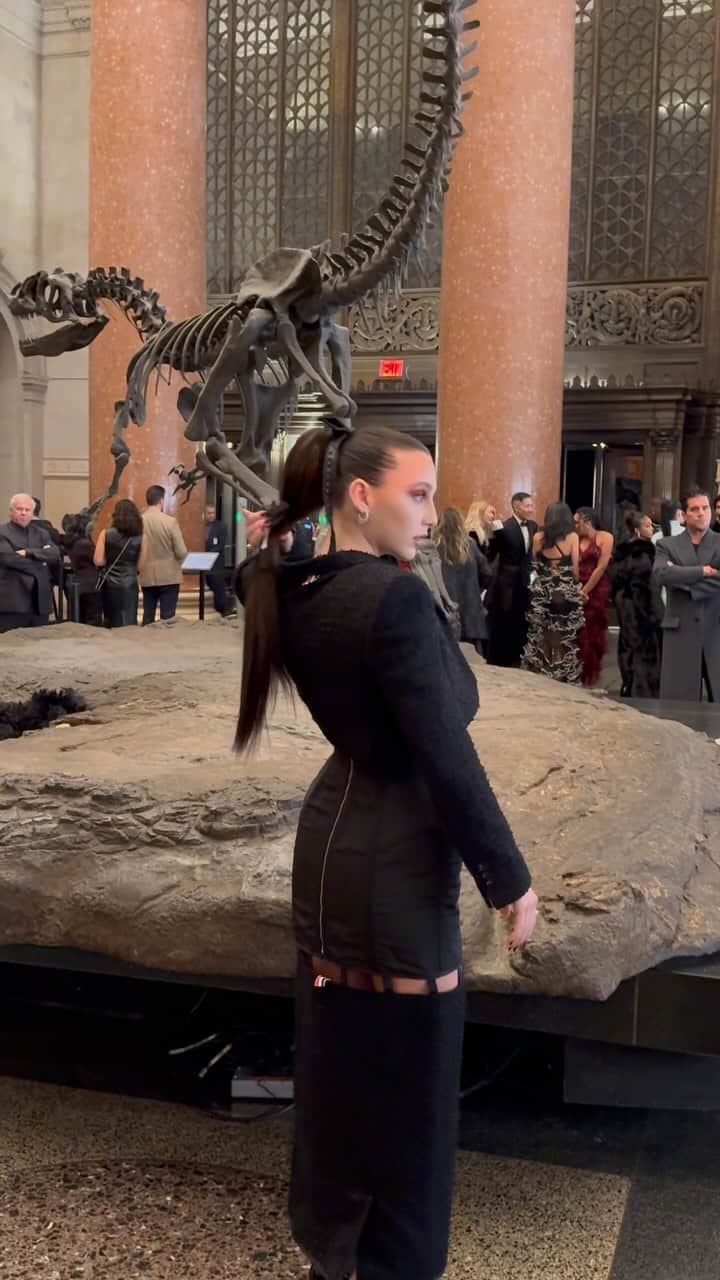 Nylon Magazineのインスタグラム：「Emma Chamberlain would make a great guard on Night at the Museum just saying…  🎥 @kellychristinereed for NYLON」