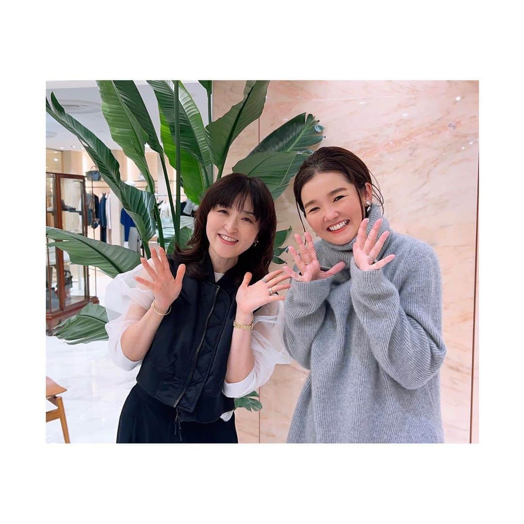 室井由美子のインスタグラム：「大人気BEAMS PR @meguro_etsuko さんと。今週末からはいよいよ寒くなってくるので、すぐ使えるアウター&大人気のスカートをチェック。ホリデーシーズンにぴったりな、オリジナルのパーティファッションも凄く 可愛かったです！ ・ #目黒ラインも可愛かったですよ♡ #デミルクスビームス #デミルクスビームス新宿  #beams #demiluxebeams #demiluxebeamsshinjuku  #fashion #ootd #holiday #holidayseason  #きれいめコーデ #きれいめカジュアル #40代コーデ」