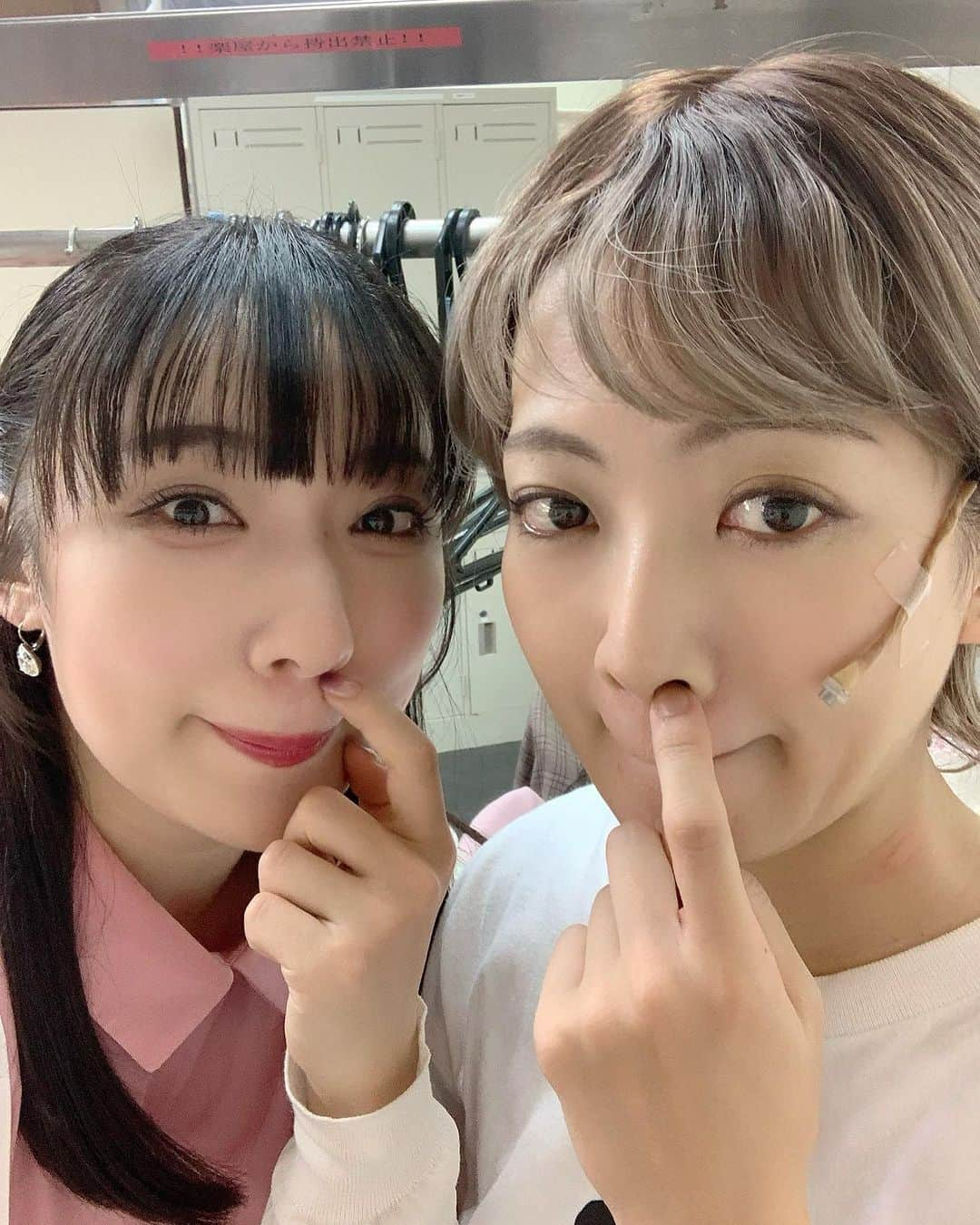 七瀬りりこさんのインスタグラム写真 - (七瀬りりこInstagram)「サンパチ達♡  風花と愛恵とはお稽古中から思ってる事や感じる事が同じだったので、もう目で会話してました笑  劇場入りしたら化粧前が隣の私達♡  もう開演前に既に疲れちゃうくらい笑ってました。 正直、風花があんなに面白くて変な人だったとは、、、笑  お主、ナイツテイルでは隠していたな😏  賢く冷静で、でも心は常に熱く、ヤンチャ心を忘れないお二人を本当に尊敬しています。  近々開かれます宇宙人会、楽しみにしてます👽  #すず鳥  #すずらん通りの青い鳥」11月7日 11時15分 - ririkonanase