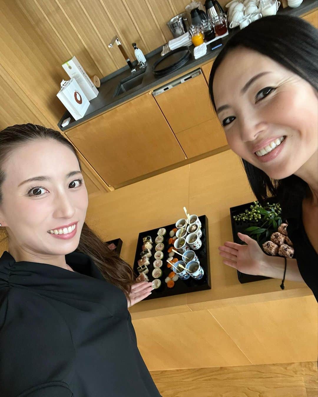 朝風れいさんのインスタグラム写真 - (朝風れいInstagram)「🖤🖤🥂🖤🖤 #amantokyo #アマン東京 #catering # ...